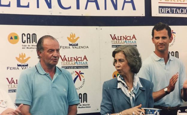 Don Juan Carlos y Doña Sofía con el entonces príncipe Don Felipe, en la entrega de trofeos de la regata. 