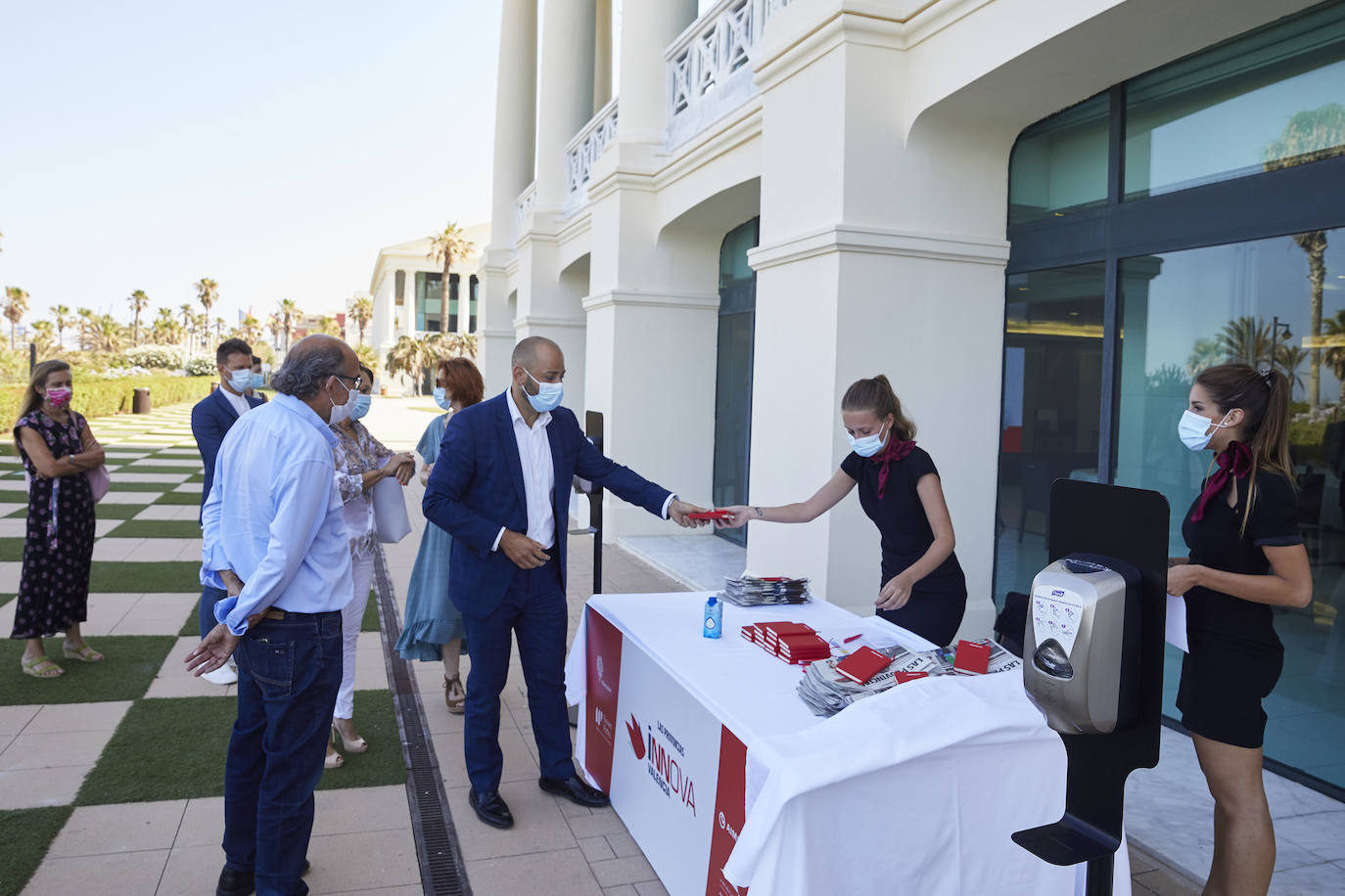 El Foro Innova 'El arte de romper con lo establecido' se convirtió en el pistoletazo de salida a los eventos presenciales de LAS PROVINCIAS. El Hotel Balneario Las Arenas congregó a expertos de diferentes sectores para hablar sobre los cambios que se han producido estos meses con la irrupción del Covid-19 en nuestras vidas, crisis sanitaria y el estado de alarma, así como en la sociedad en general.