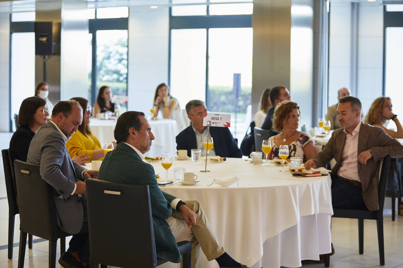 El Foro Innova 'El arte de romper con lo establecido' se convirtió en el pistoletazo de salida a los eventos presenciales de LAS PROVINCIAS. El Hotel Balneario Las Arenas congregó a expertos de diferentes sectores para hablar sobre los cambios que se han producido estos meses con la irrupción del Covid-19 en nuestras vidas, crisis sanitaria y el estado de alarma, así como en la sociedad en general.