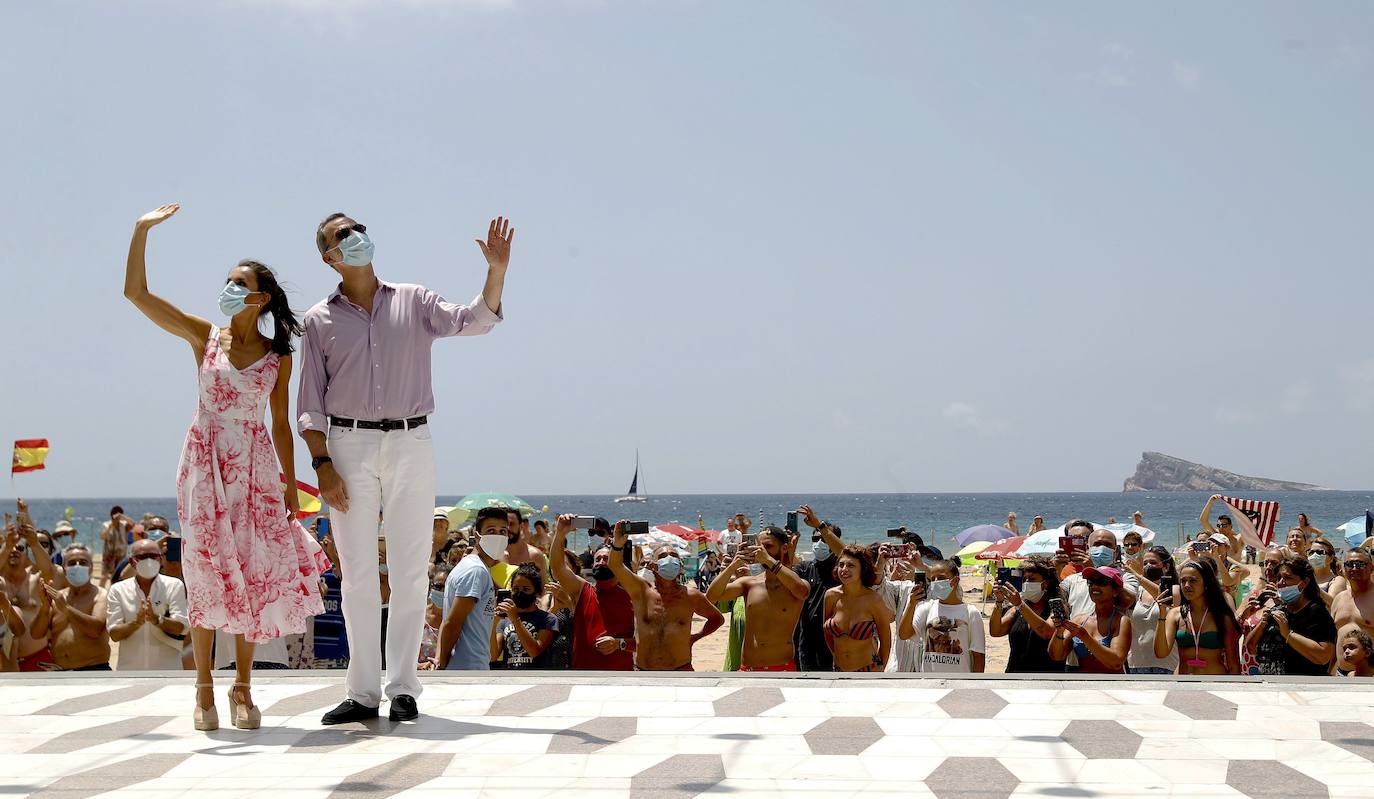 Los Reyes visitan Benidorm y la ciudad de Valencia dentro de la gira nacional que están realizando tras finalizar el estado de alarma por el coronavirus. Por la mañana de este viernes han paseado por la playa de Benidorm y después han acudido a comer a un restaurante de la Malvarrosa de Valencia.