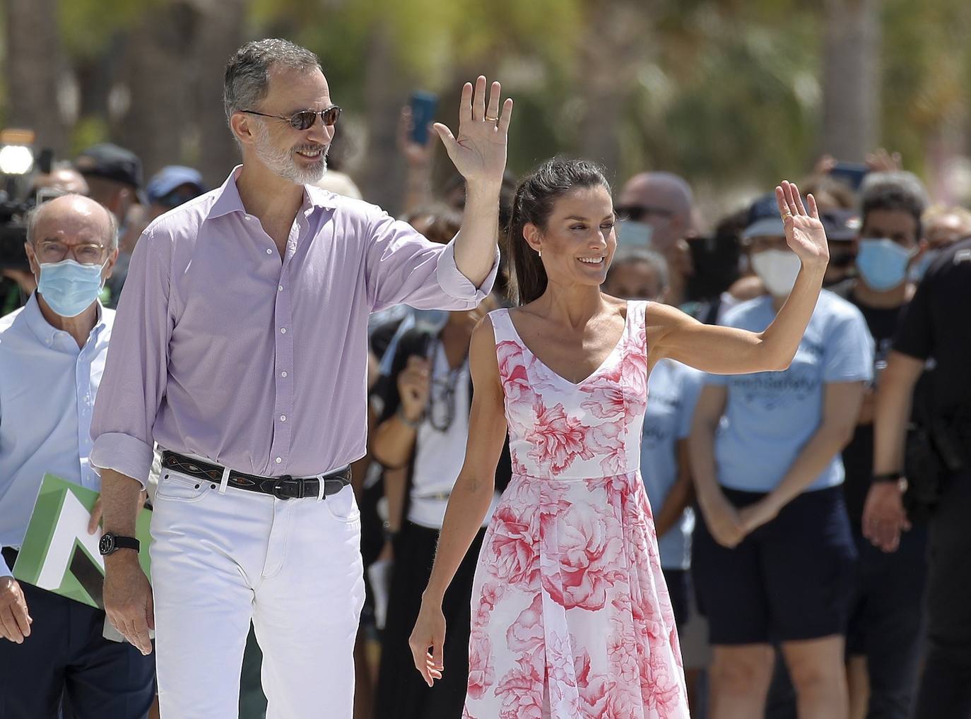 Los Reyes visitan Benidorm y la ciudad de Valencia dentro de la gira nacional que están realizando tras finalizar el estado de alarma por el coronavirus. Por la mañana de este viernes han paseado por la playa de Benidorm y después han acudido a comer a un restaurante de la Malvarrosa de Valencia.