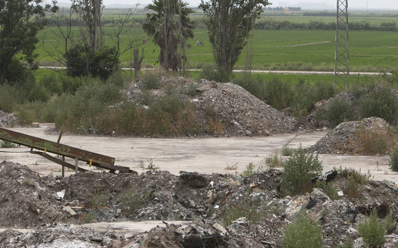 Cuatro años con la parcela de la antigua fábrica Remag abandonada. Más de 8.000 toneladas de residuos acumulados. Dos incendios con apenas medio año de diferencia, entre junio y diciembre de 2018, y con el paraje natural de la Albufera amenazado por el riesgo de acabar contaminado por la llegada de aguas sucias canalizadas durante la extinción de las llamas.