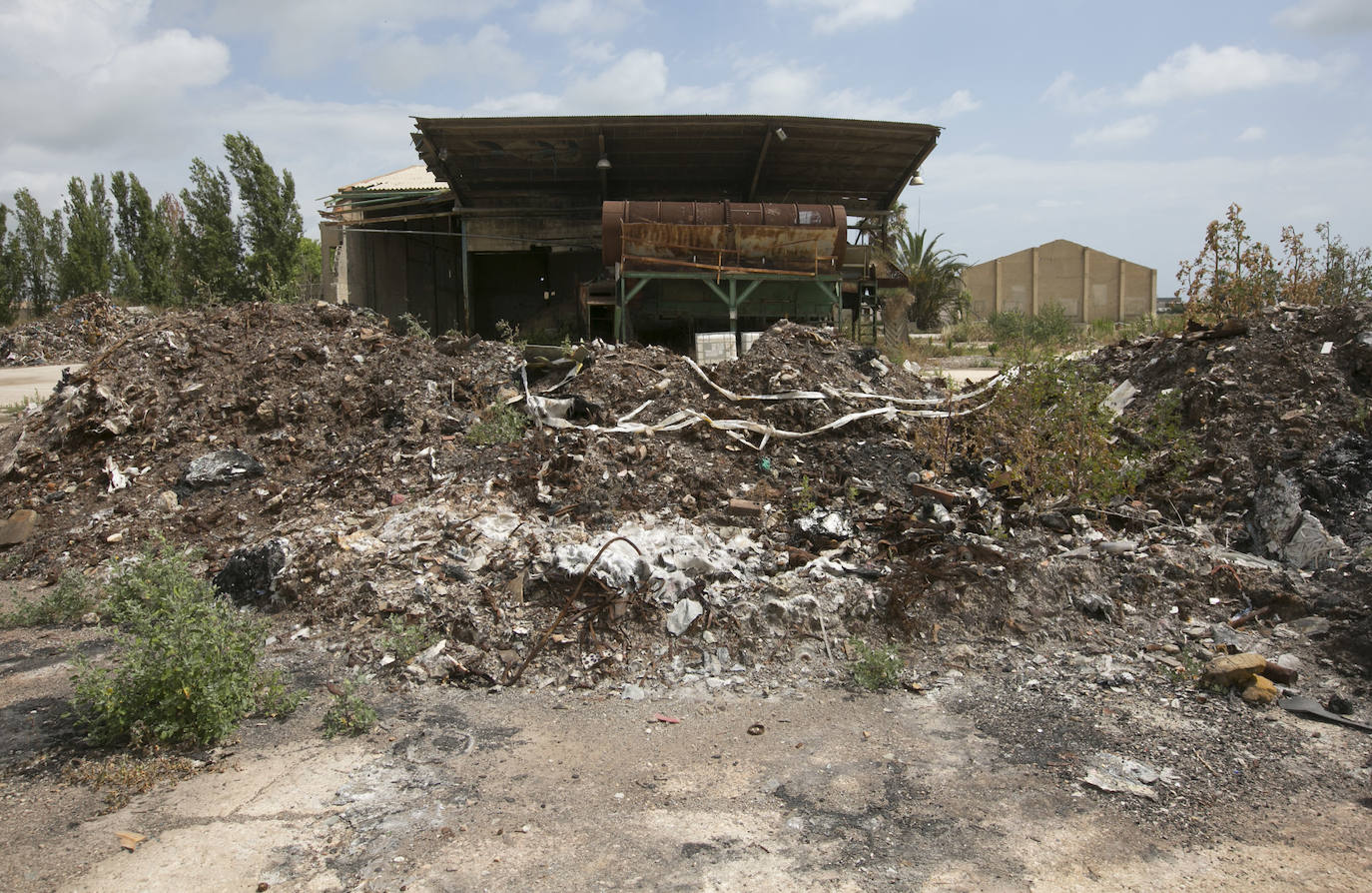 Cuatro años con la parcela de la antigua fábrica Remag abandonada. Más de 8.000 toneladas de residuos acumulados. Dos incendios con apenas medio año de diferencia, entre junio y diciembre de 2018, y con el paraje natural de la Albufera amenazado por el riesgo de acabar contaminado por la llegada de aguas sucias canalizadas durante la extinción de las llamas.