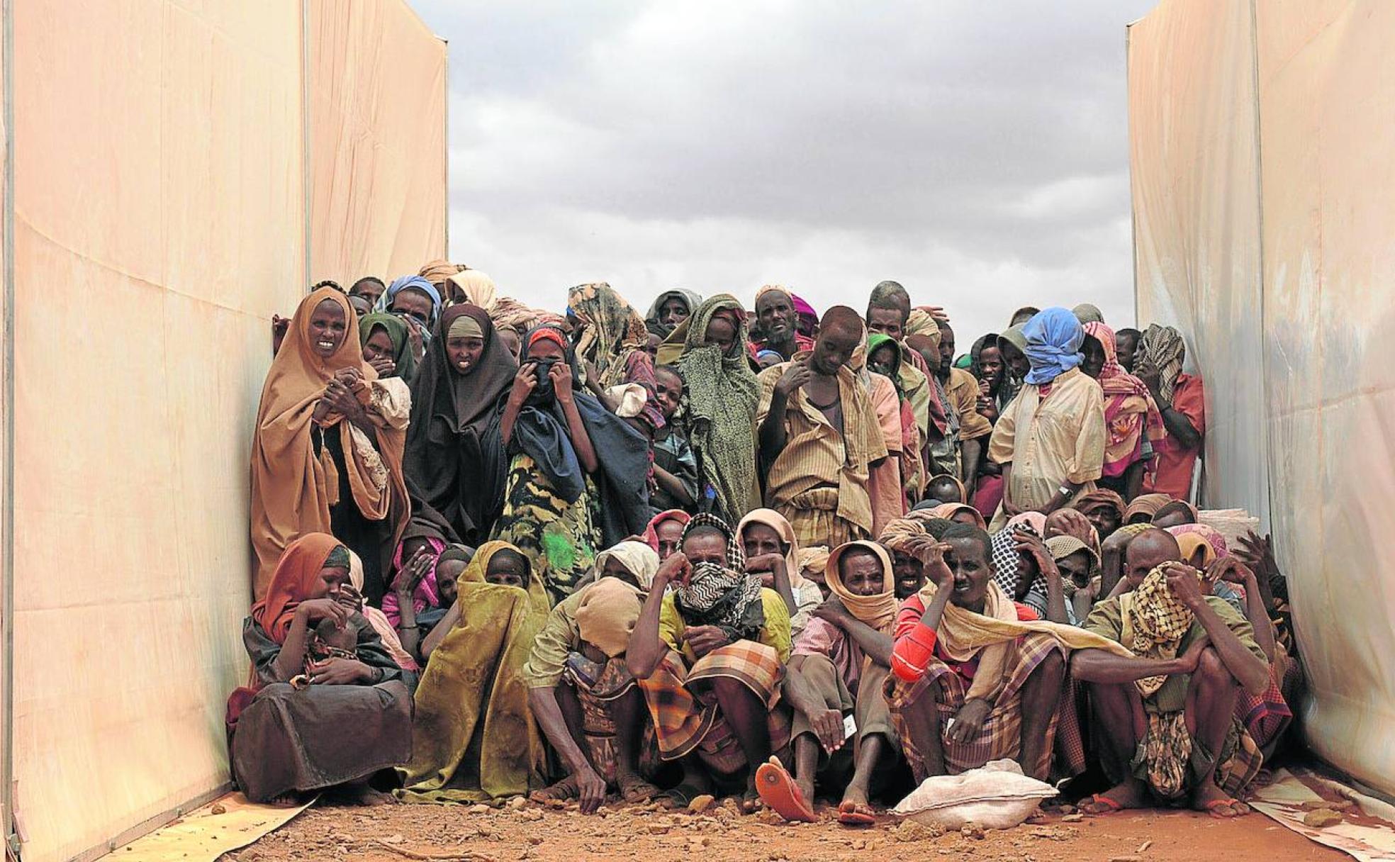 Somalíes aguardan a que les den uno de los dos platos de comida que reciben en el campo de refugiados de Kobe, al sur de Etiopía.