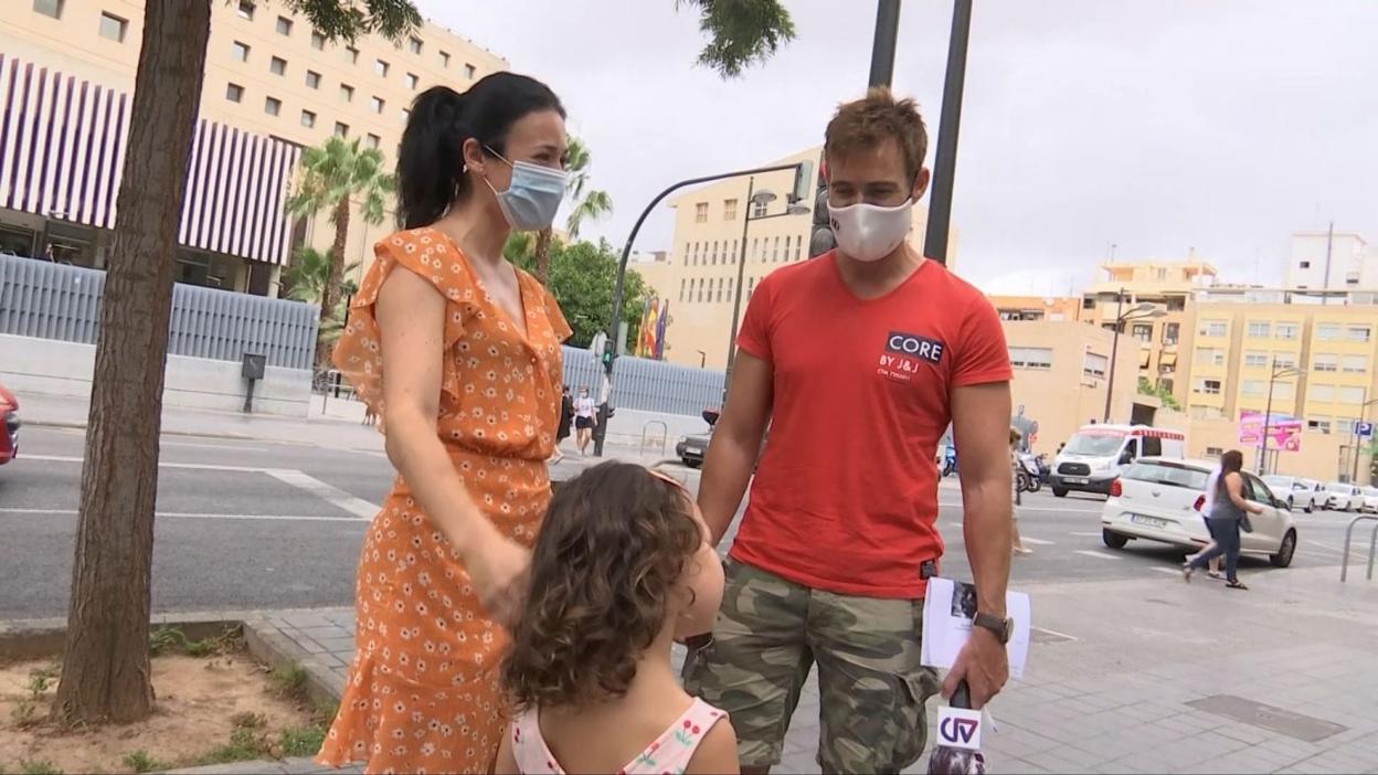 Sara M. y su hija hablan con el periodista David Torres en la avenida Gaspar Aguilar. 