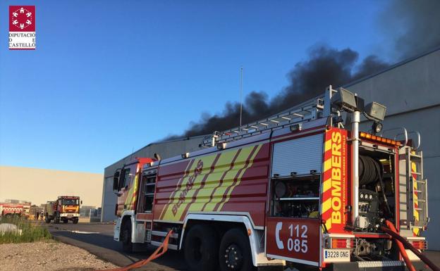 Imagen principal - Controlado el incendio de una fábrica de madera de la Vall d&#039;Alba