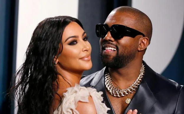 Kanye West posa con su mujer, Kim Kardashian. 