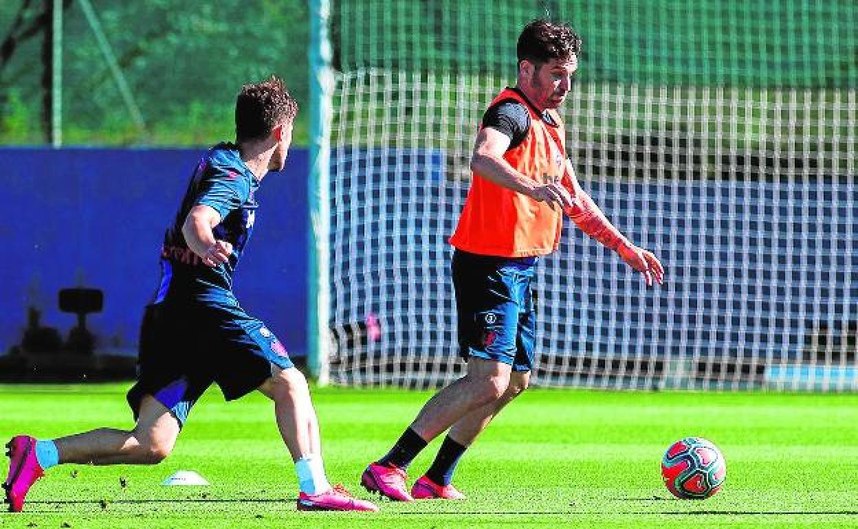 Toño lleva el balón en un entrenamiento. 