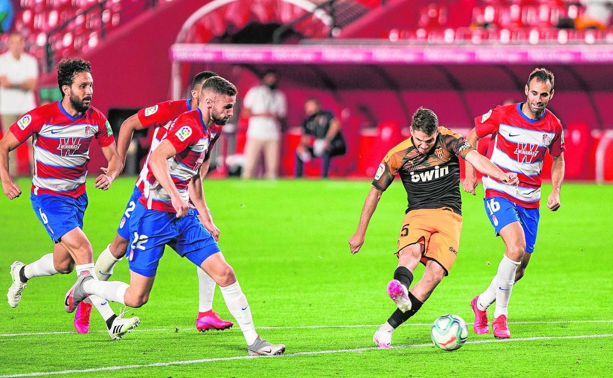 Manu Vallejo chuta en el primer gol del Valencia frente al Granada.