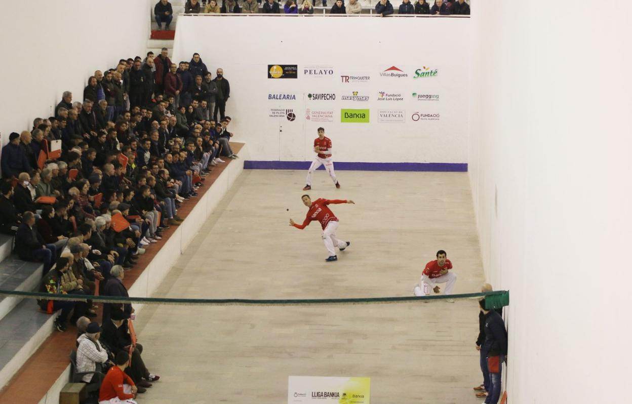 Partida con público en el trinquet de Guadassuar. Funpival