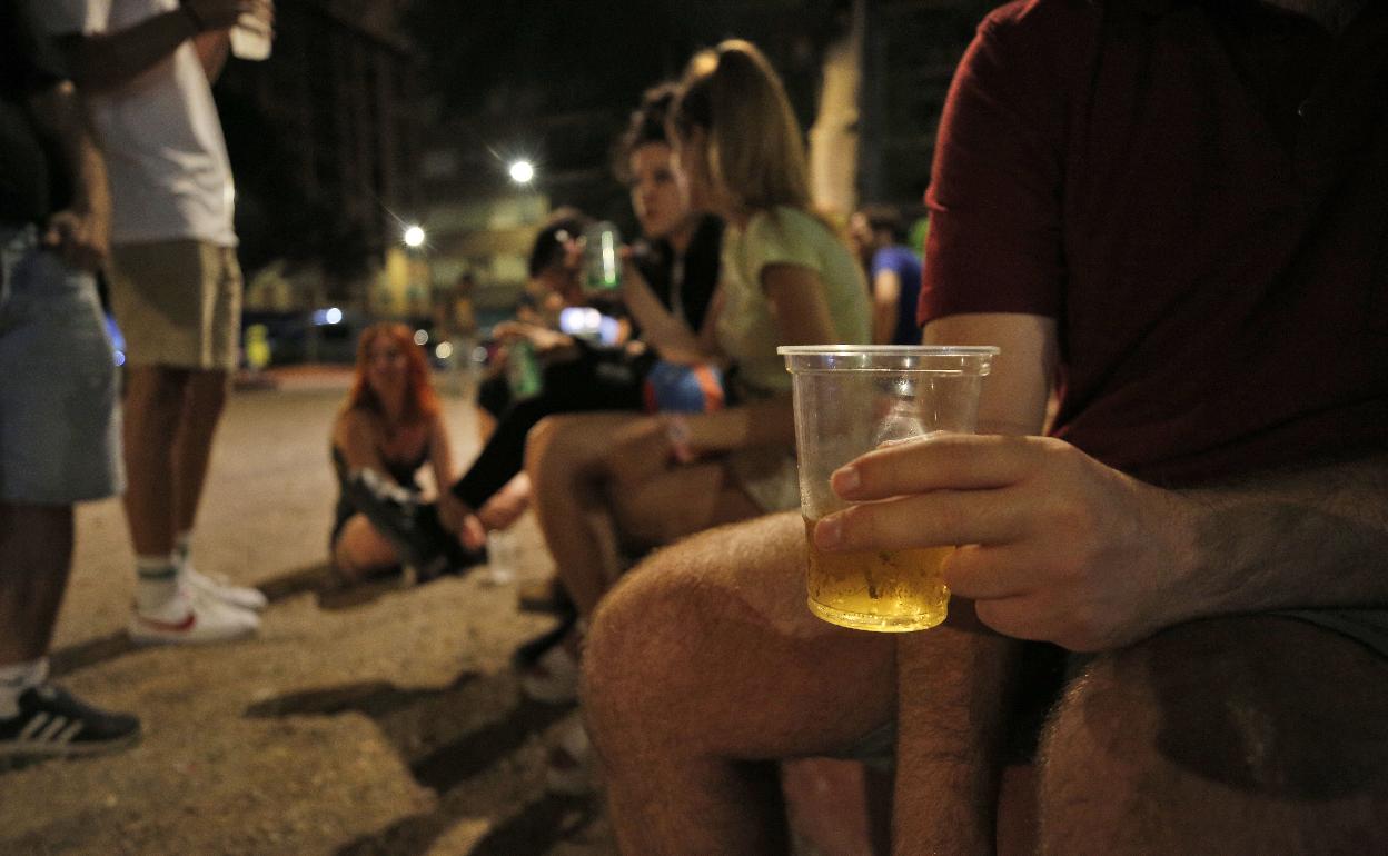 Un grupo de jóvenes hace botellón en un parque de Valencia. 