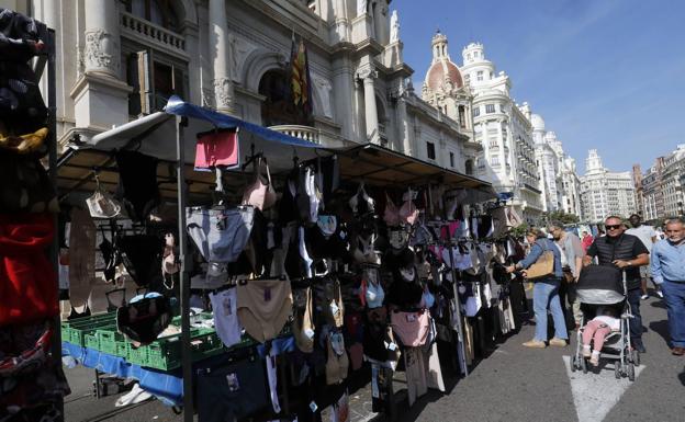 Reabren los mercadillos de Valencia pero con cambios: Qué se puede hacer y qué no