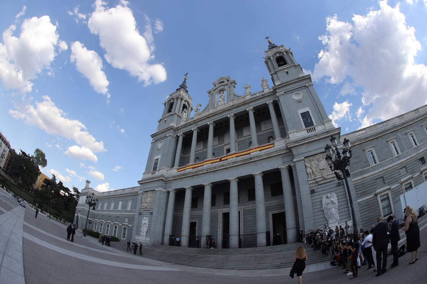 Los reyes, sus hijas, la vicepresidenta del Gobierno Carmen Calvo y representantes de otras instituciones del Estado y de partidos políticos asisten al funeral por las víctimas del coronavirus que se celebra en la catedral madrileña de La Almudena organizado por la Conferencia Episcopal.