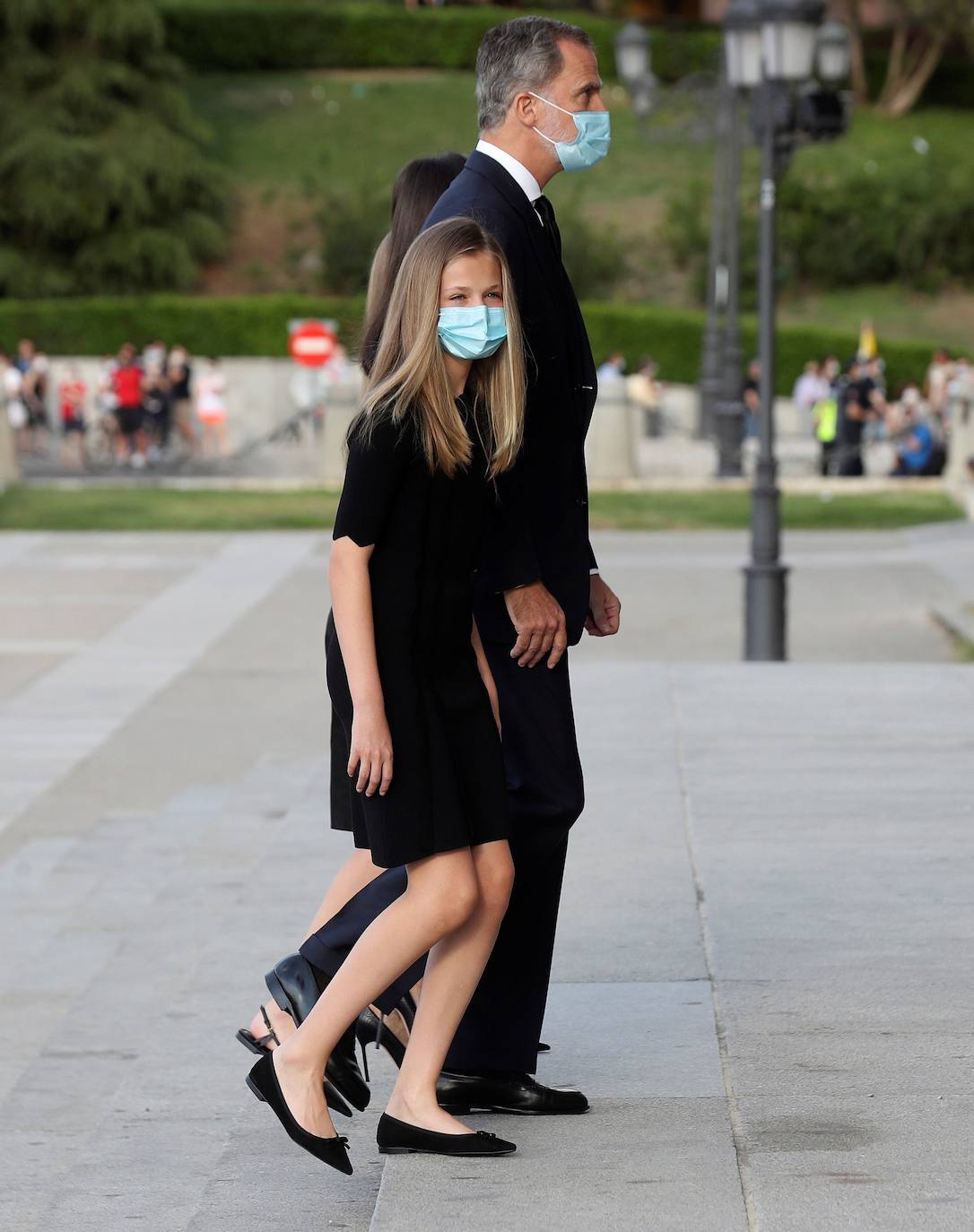 Los reyes, sus hijas, la vicepresidenta del Gobierno Carmen Calvo y representantes de otras instituciones del Estado y de partidos políticos asisten al funeral por las víctimas del coronavirus que se celebra en la catedral madrileña de La Almudena organizado por la Conferencia Episcopal.