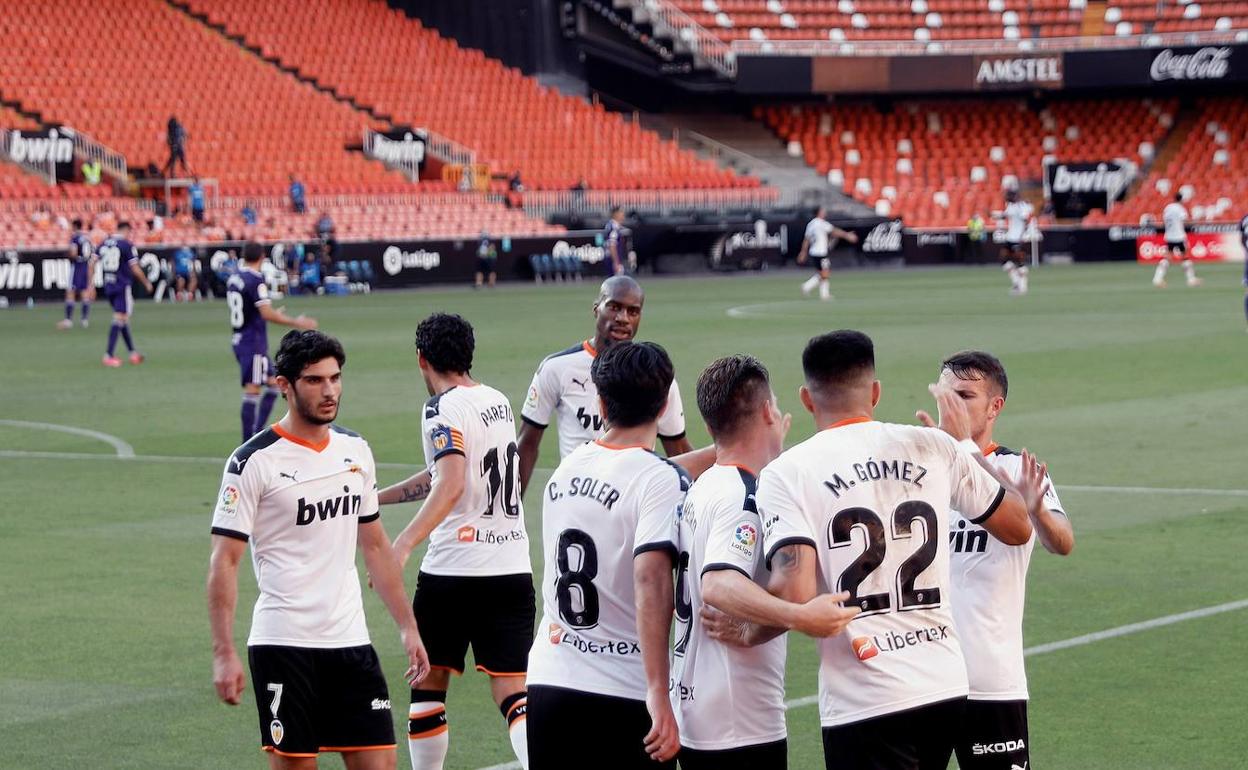 Los jugadores del Valencia celebran el gol de Maxi.