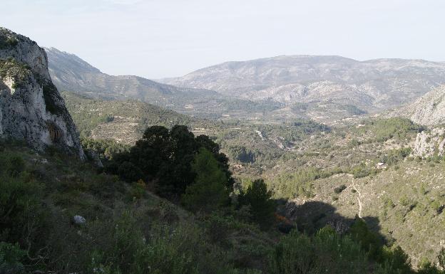 Imagen principal - La ruta viene marcada por el sendero PR-CV 151. 