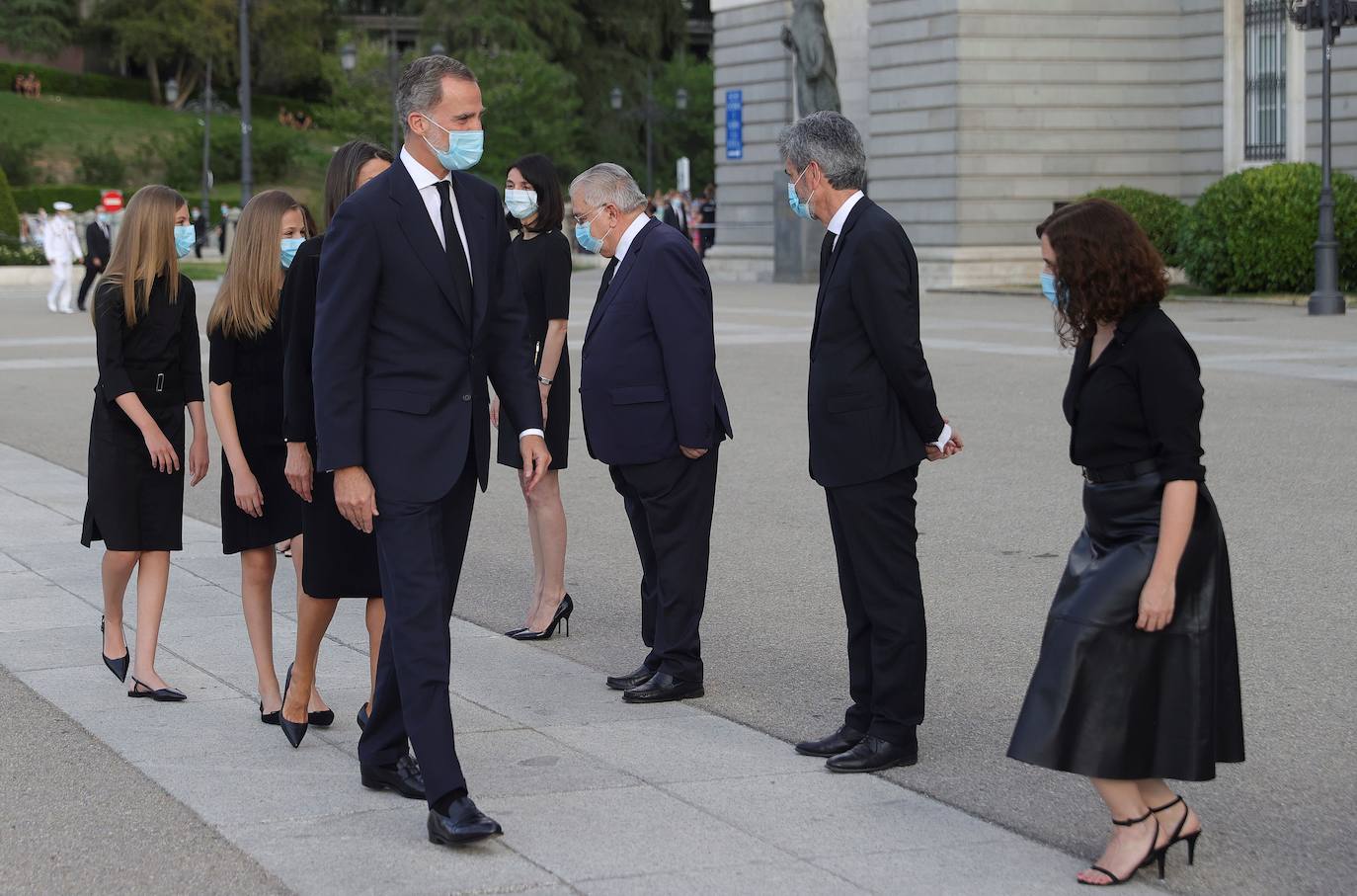 Los reyes, sus hijas, la vicepresidenta del Gobierno Carmen Calvo y representantes de otras instituciones del Estado y de partidos políticos asisten al funeral por las víctimas del coronavirus que se celebra en la catedral madrileña de La Almudena organizado por la Conferencia Episcopal.