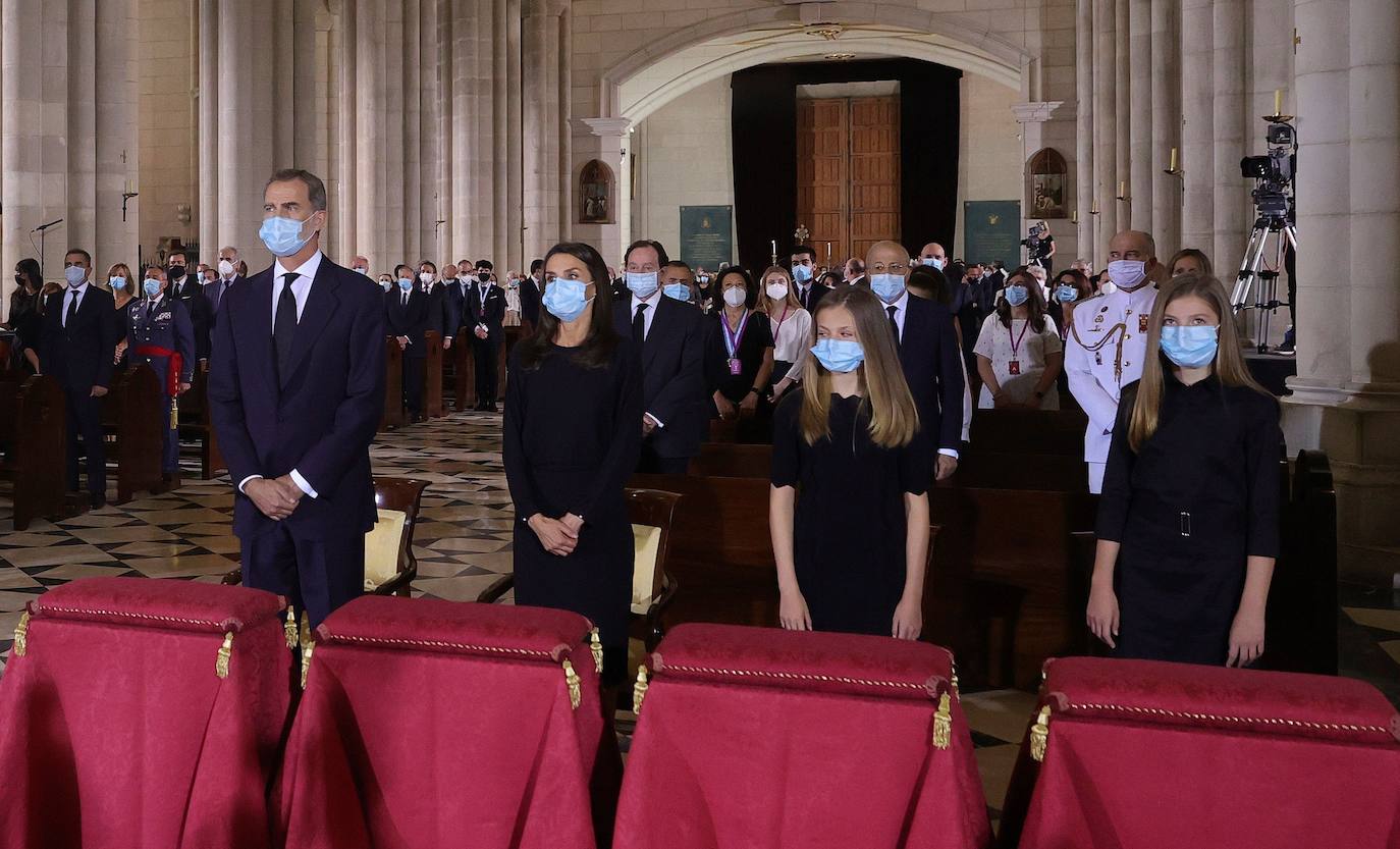 Los reyes, sus hijas, la vicepresidenta del Gobierno Carmen Calvo y representantes de otras instituciones del Estado y de partidos políticos asisten al funeral por las víctimas del coronavirus que se celebra en la catedral madrileña de La Almudena organizado por la Conferencia Episcopal.