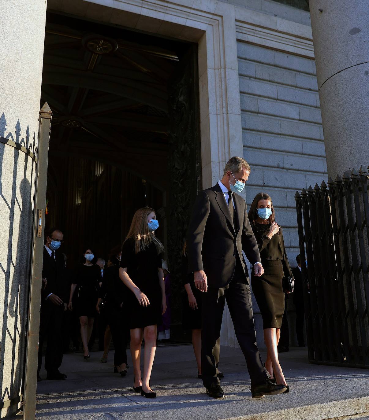 Los reyes, sus hijas, la vicepresidenta del Gobierno Carmen Calvo y representantes de otras instituciones del Estado y de partidos políticos asisten al funeral por las víctimas del coronavirus que se celebra en la catedral madrileña de La Almudena organizado por la Conferencia Episcopal.