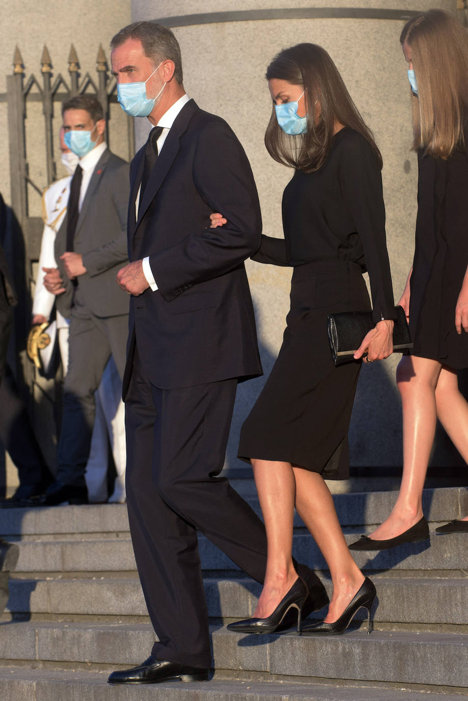 Los reyes, sus hijas, la vicepresidenta del Gobierno Carmen Calvo y representantes de otras instituciones del Estado y de partidos políticos asisten al funeral por las víctimas del coronavirus que se celebra en la catedral madrileña de La Almudena organizado por la Conferencia Episcopal.