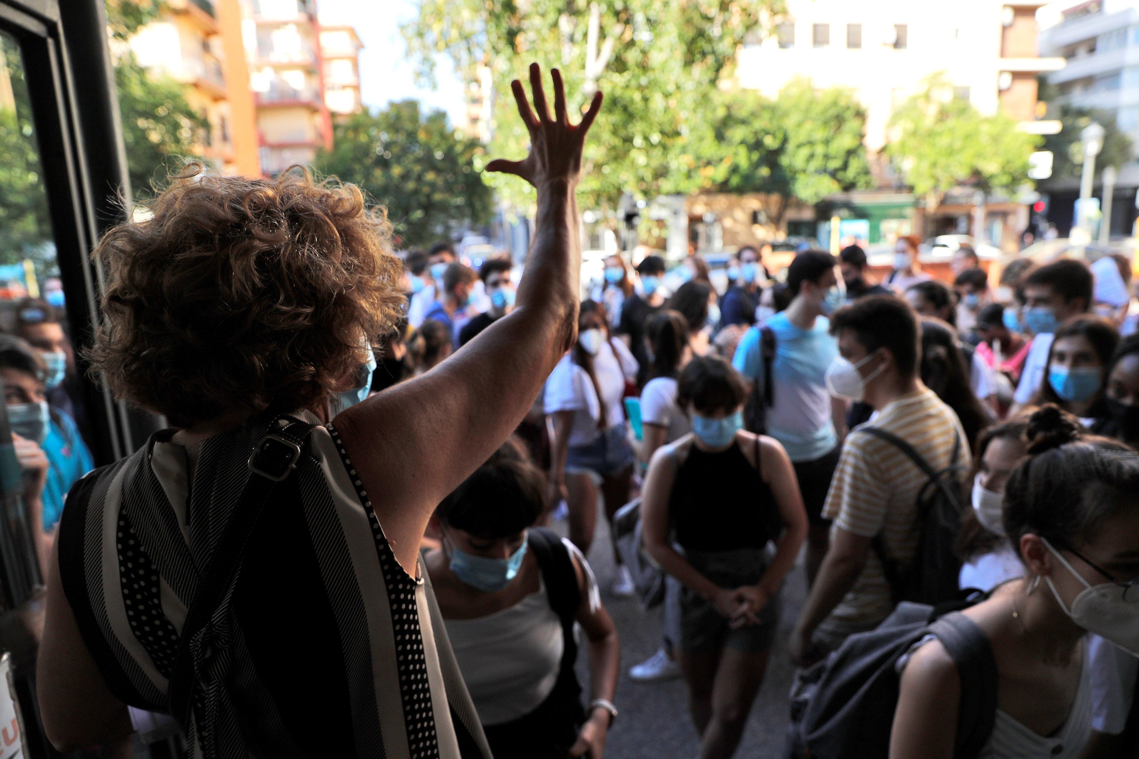 La selectividad de la pandemia ha arrancado este martes 7 de julio. Cerca de 24.000 estudiantes, contando la fase obligatoria y la voluntaria, estaban llamados a participar en unas pruebas que llegan un mes más tarde de lo habitual. Esta vez, el examen de acceso a la universidad no se realiza en las universidades valencianas, sino en centros de Bachillerato, con pocos alumnos en cada aula y manteniendo las distancias. Las mascarillas son obligatorias excepto en el momento de realización de la prueba. 