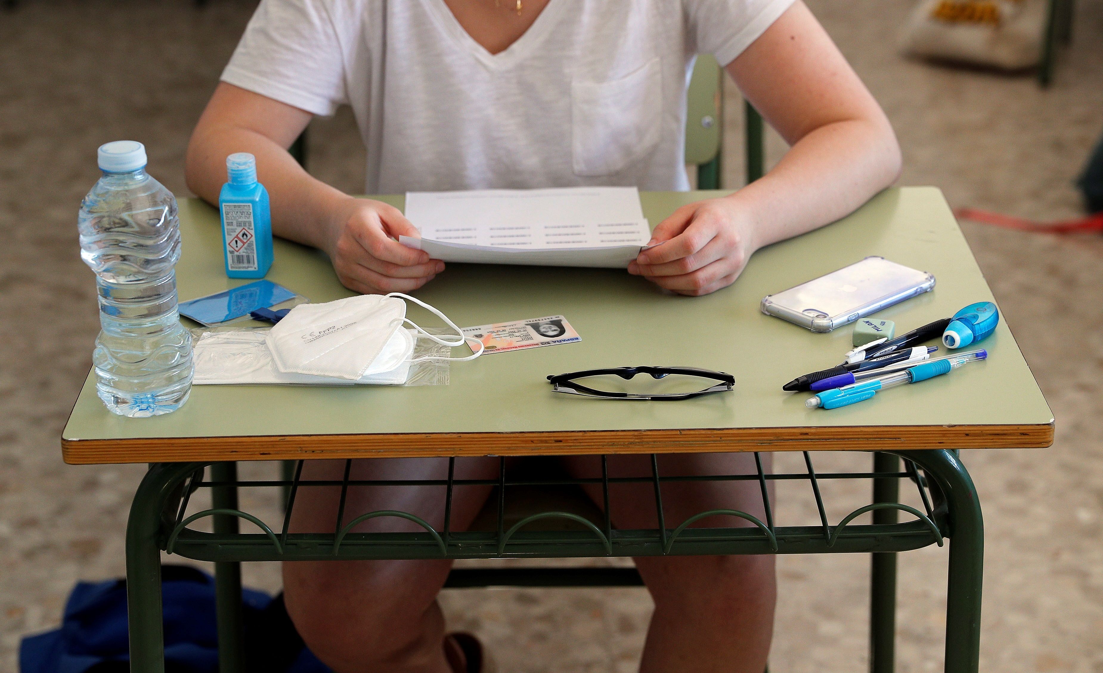 La selectividad de la pandemia ha arrancado este martes 7 de julio. Cerca de 24.000 estudiantes, contando la fase obligatoria y la voluntaria, estaban llamados a participar en unas pruebas que llegan un mes más tarde de lo habitual. Esta vez, el examen de acceso a la universidad no se realiza en las universidades valencianas, sino en centros de Bachillerato, con pocos alumnos en cada aula y manteniendo las distancias. Las mascarillas son obligatorias excepto en el momento de realización de la prueba. 