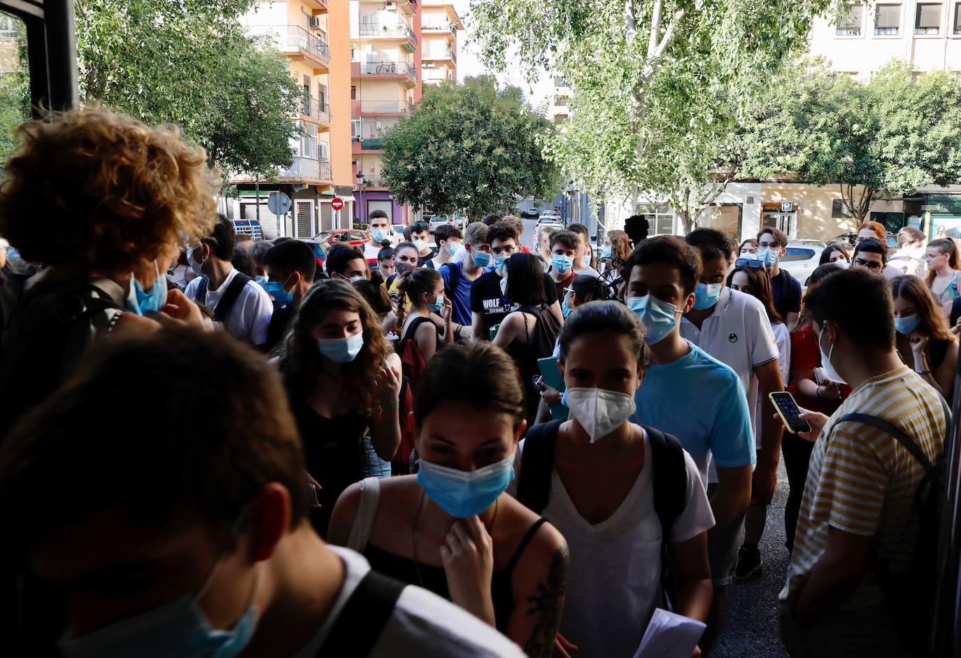 La selectividad de la pandemia ha arrancado este martes 7 de julio. Cerca de 24.000 estudiantes, contando la fase obligatoria y la voluntaria, estaban llamados a participar en unas pruebas que llegan un mes más tarde de lo habitual. Esta vez, el examen de acceso a la universidad no se realiza en las universidades valencianas, sino en centros de Bachillerato, con pocos alumnos en cada aula y manteniendo las distancias. Las mascarillas son obligatorias excepto en el momento de realización de la prueba. 