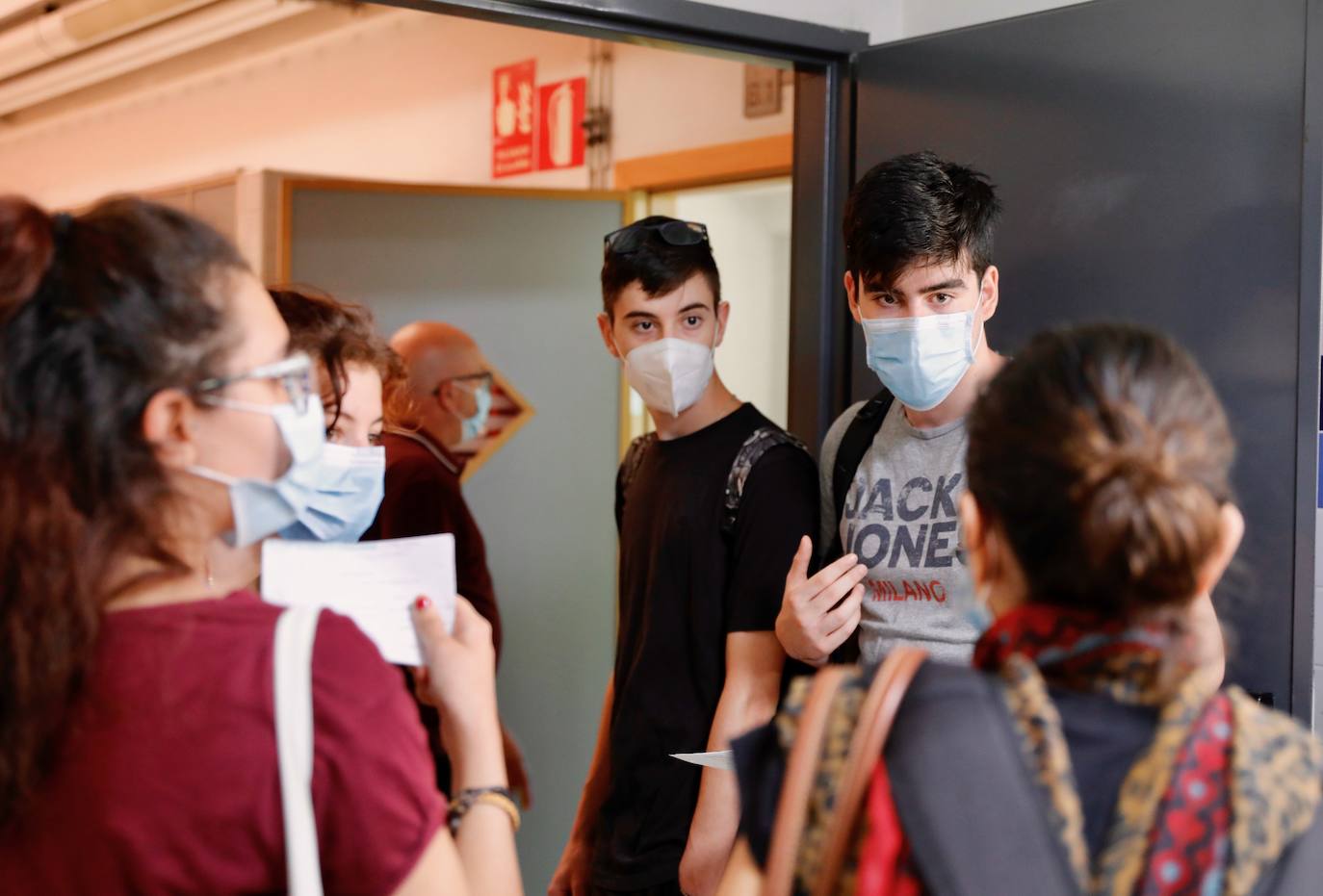 La selectividad de la pandemia ha arrancado este martes 7 de julio. Cerca de 24.000 estudiantes, contando la fase obligatoria y la voluntaria, estaban llamados a participar en unas pruebas que llegan un mes más tarde de lo habitual. Esta vez, el examen de acceso a la universidad no se realiza en las universidades valencianas, sino en centros de Bachillerato, con pocos alumnos en cada aula y manteniendo las distancias. Las mascarillas son obligatorias excepto en el momento de realización de la prueba. 