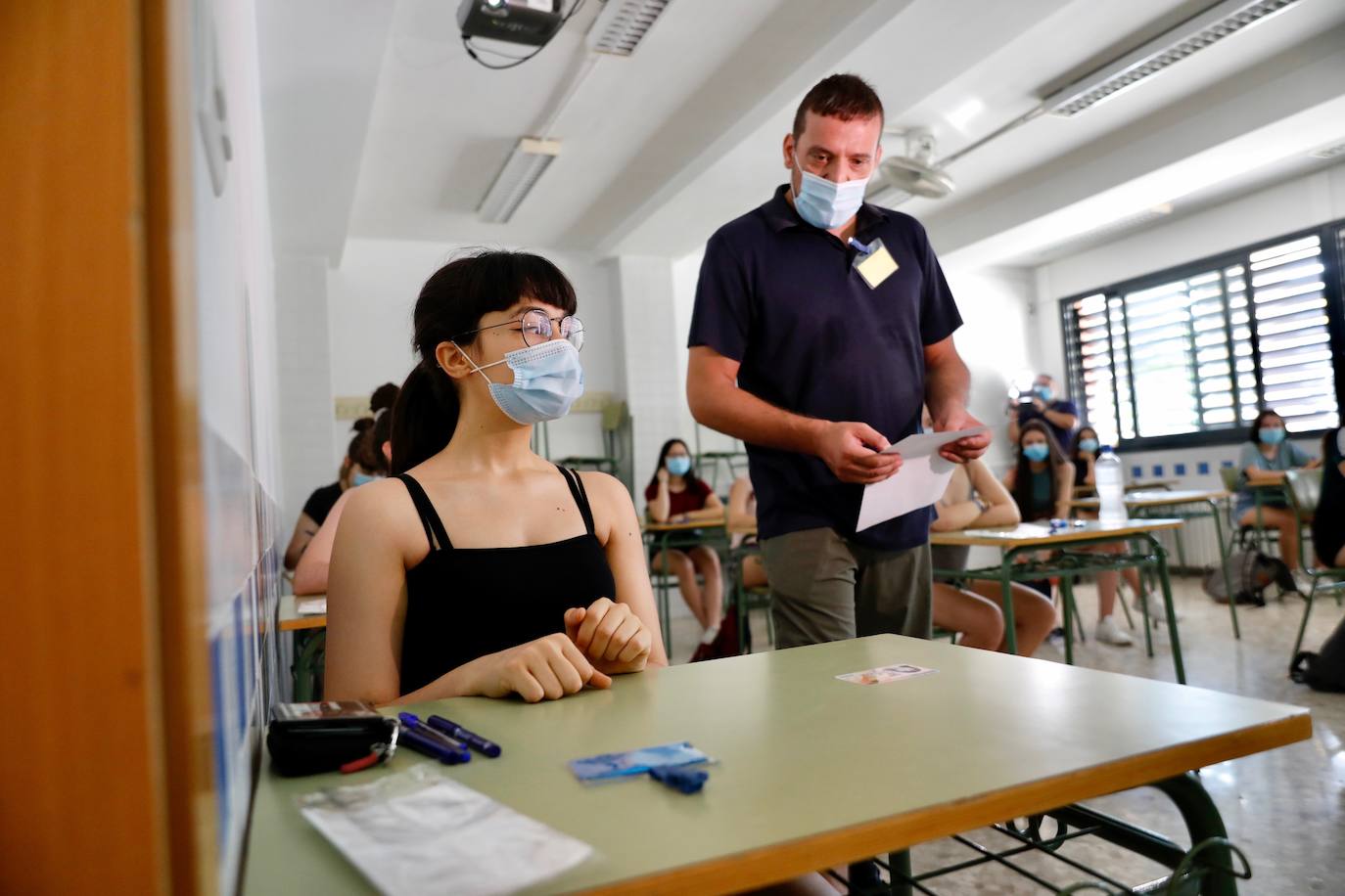 La selectividad de la pandemia ha arrancado este martes 7 de julio. Cerca de 24.000 estudiantes, contando la fase obligatoria y la voluntaria, estaban llamados a participar en unas pruebas que llegan un mes más tarde de lo habitual. Esta vez, el examen de acceso a la universidad no se realiza en las universidades valencianas, sino en centros de Bachillerato, con pocos alumnos en cada aula y manteniendo las distancias. Las mascarillas son obligatorias excepto en el momento de realización de la prueba. 