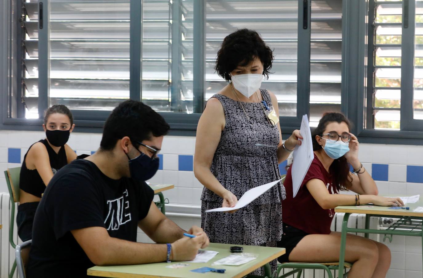 La selectividad de la pandemia ha arrancado este martes 7 de julio. Cerca de 24.000 estudiantes, contando la fase obligatoria y la voluntaria, estaban llamados a participar en unas pruebas que llegan un mes más tarde de lo habitual. Esta vez, el examen de acceso a la universidad no se realiza en las universidades valencianas, sino en centros de Bachillerato, con pocos alumnos en cada aula y manteniendo las distancias. Las mascarillas son obligatorias excepto en el momento de realización de la prueba. 