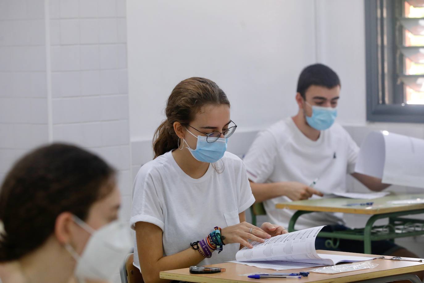 La selectividad de la pandemia ha arrancado este martes 7 de julio. Cerca de 24.000 estudiantes, contando la fase obligatoria y la voluntaria, estaban llamados a participar en unas pruebas que llegan un mes más tarde de lo habitual. Esta vez, el examen de acceso a la universidad no se realiza en las universidades valencianas, sino en centros de Bachillerato, con pocos alumnos en cada aula y manteniendo las distancias. Las mascarillas son obligatorias excepto en el momento de realización de la prueba. 