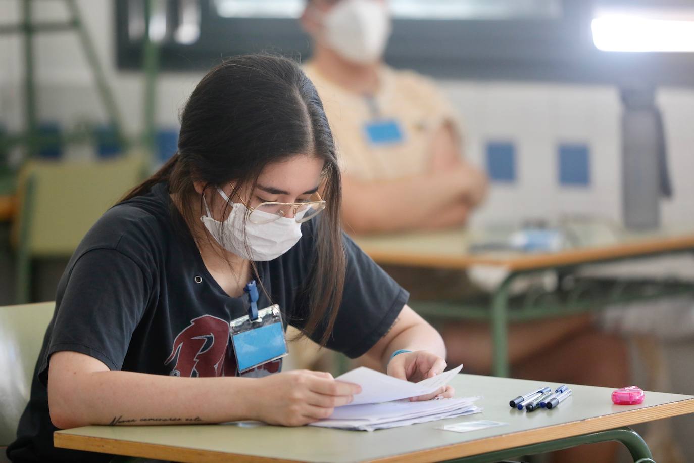 La selectividad de la pandemia ha arrancado este martes 7 de julio. Cerca de 24.000 estudiantes, contando la fase obligatoria y la voluntaria, estaban llamados a participar en unas pruebas que llegan un mes más tarde de lo habitual. Esta vez, el examen de acceso a la universidad no se realiza en las universidades valencianas, sino en centros de Bachillerato, con pocos alumnos en cada aula y manteniendo las distancias. Las mascarillas son obligatorias excepto en el momento de realización de la prueba. 