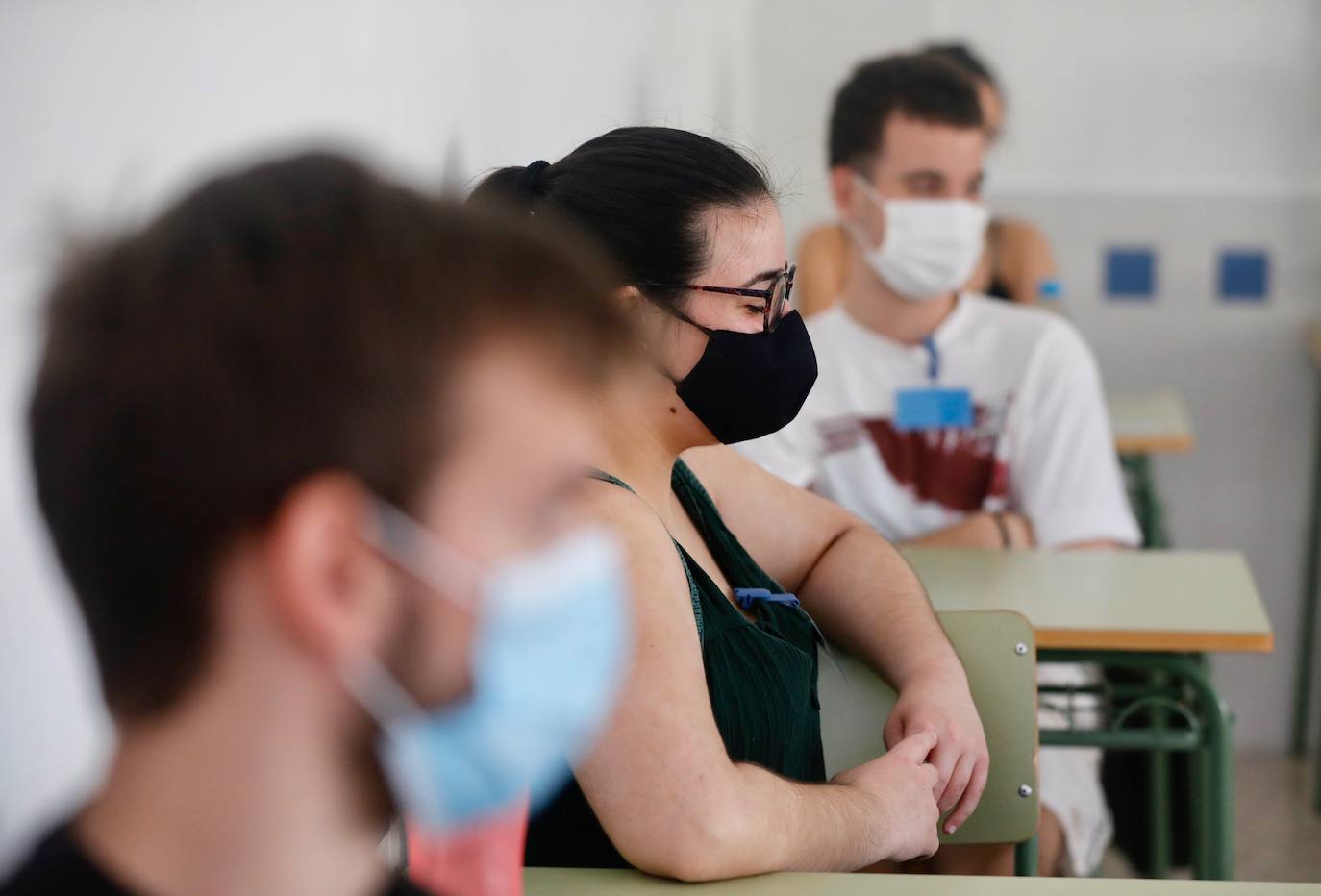 La selectividad de la pandemia ha arrancado este martes 7 de julio. Cerca de 24.000 estudiantes, contando la fase obligatoria y la voluntaria, estaban llamados a participar en unas pruebas que llegan un mes más tarde de lo habitual. Esta vez, el examen de acceso a la universidad no se realiza en las universidades valencianas, sino en centros de Bachillerato, con pocos alumnos en cada aula y manteniendo las distancias. Las mascarillas son obligatorias excepto en el momento de realización de la prueba. 