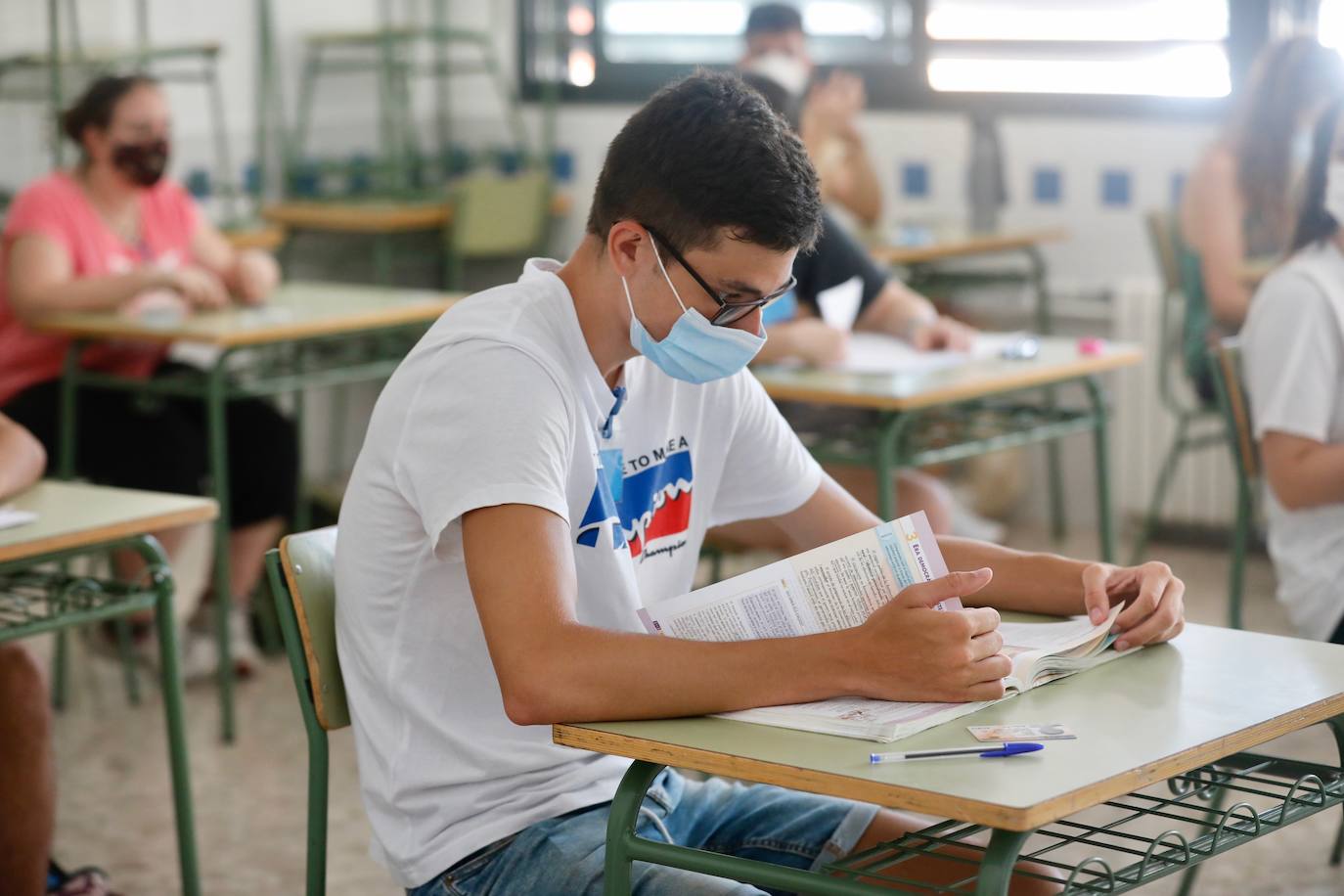 La selectividad de la pandemia ha arrancado este martes 7 de julio. Cerca de 24.000 estudiantes, contando la fase obligatoria y la voluntaria, estaban llamados a participar en unas pruebas que llegan un mes más tarde de lo habitual. Esta vez, el examen de acceso a la universidad no se realiza en las universidades valencianas, sino en centros de Bachillerato, con pocos alumnos en cada aula y manteniendo las distancias. Las mascarillas son obligatorias excepto en el momento de realización de la prueba. 