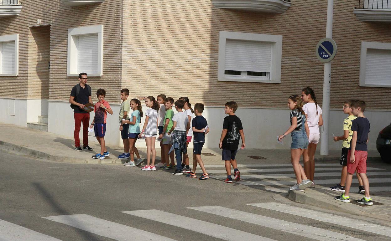 Un grupo de alumnos siguen la ruta segura. 