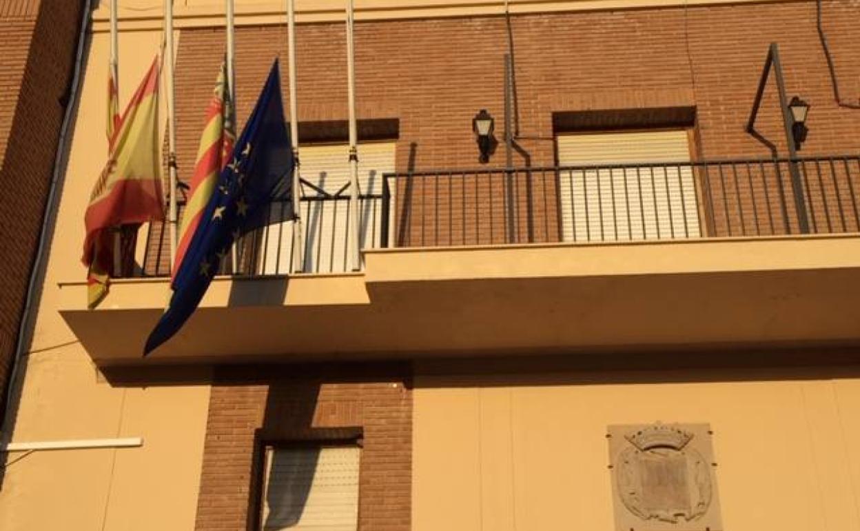 El balcón del ayuntamiento sin la bandera. 
