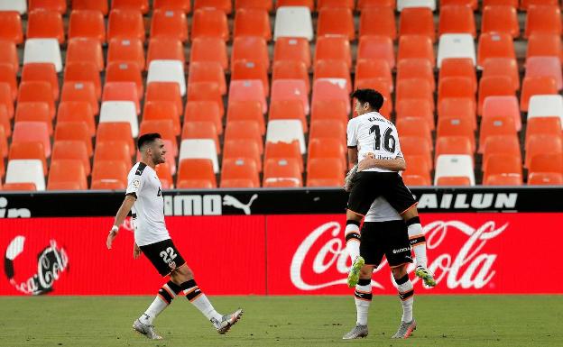 Kang In marcó un golazo desde fuera del área y recibió el reconocimiento de sus compañeros. 