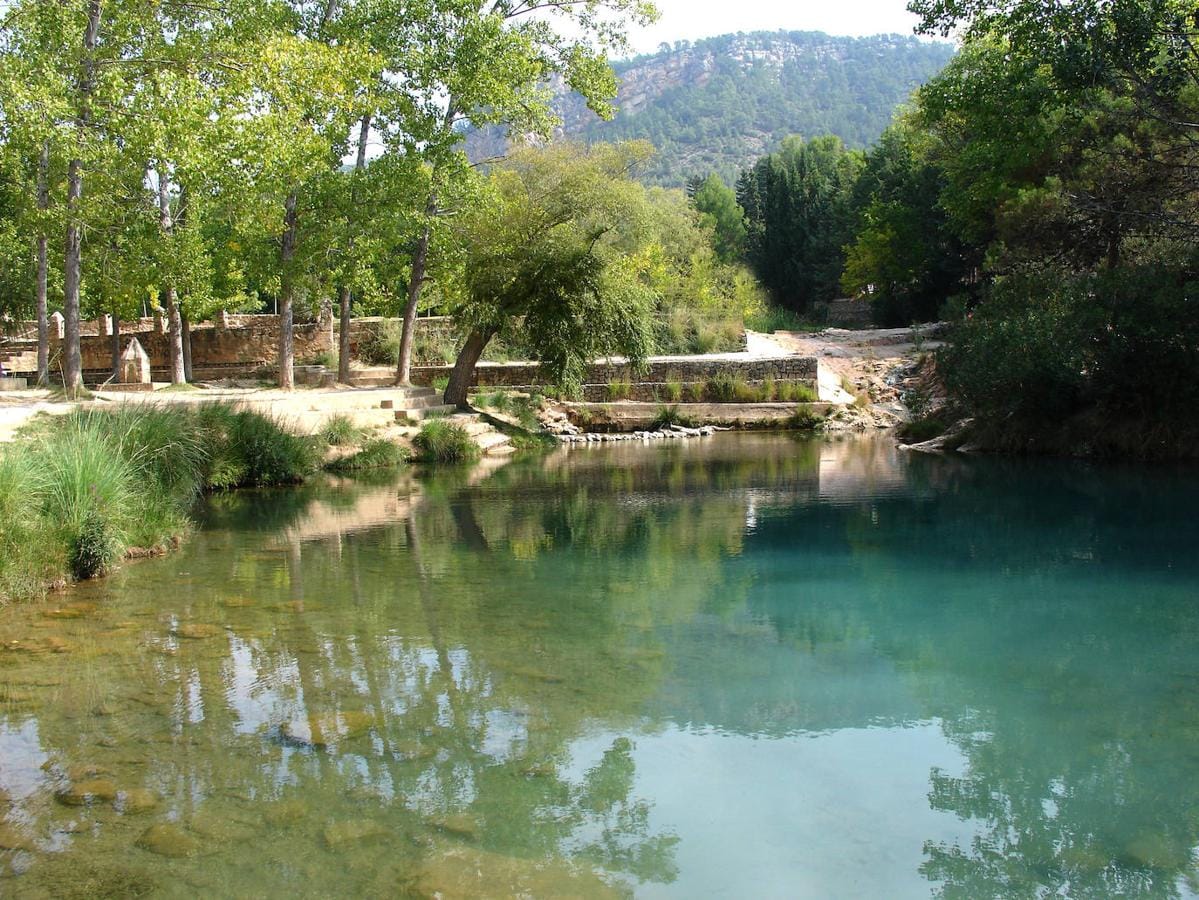 Tuéjar (Valencia). Los merenderos están situados en el nacimiento del río Tuéjar. Son la parada ideal para descansar después de un baño en las aguas cristalinas del Azud. 