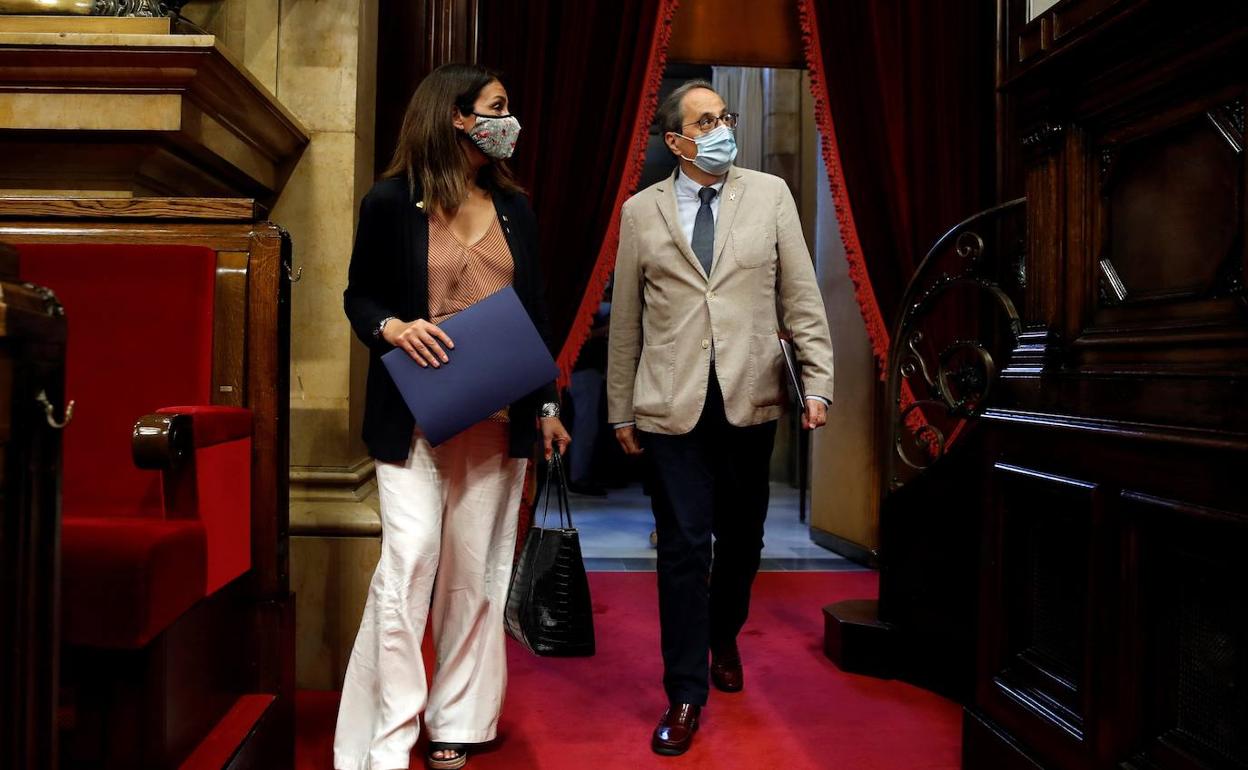 El presidente de la Generalitat, Quim Torra, junto a la consellera de Presidencia, Meritxell Budo, a su llegada al hemiciclo del Parlament. 