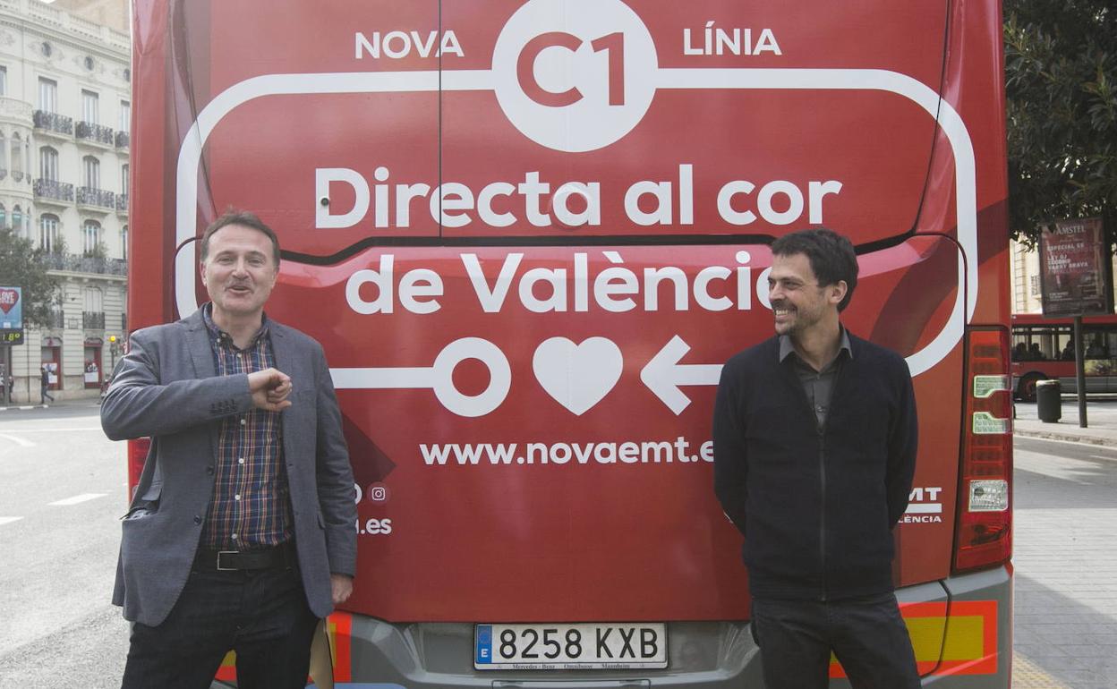 El concejal de Movilidad, Giuseppe Grezzi, junto con el gerente de la EMT, Josep Entic García. 