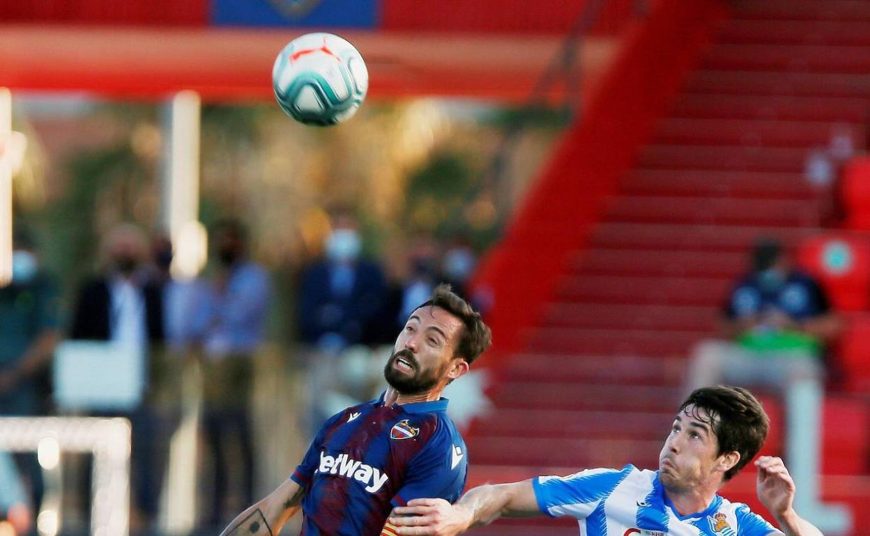 El extremo del Levante José Luis Morales disputa un balón ante el defensa de la Real Sociedad, Aritz Elustondo. 