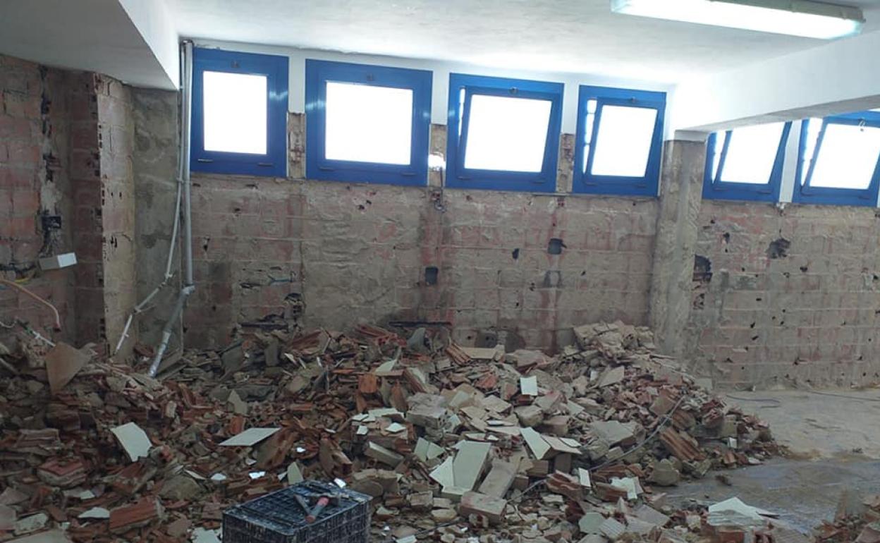 Obras en los vestuarios de la piscina de El Real de Gandia. 