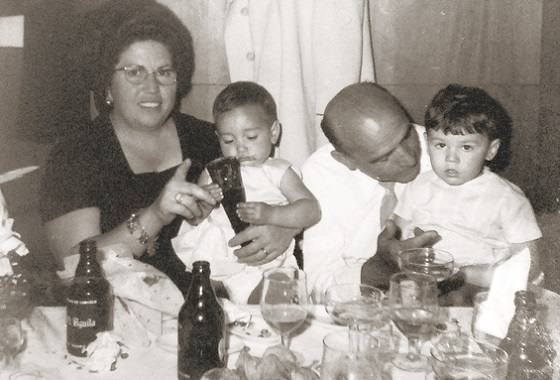 «Con mis abuelos y mi prima Lola. Mi abuela vivía con nosotros e íbamos los cinco a todas partes».