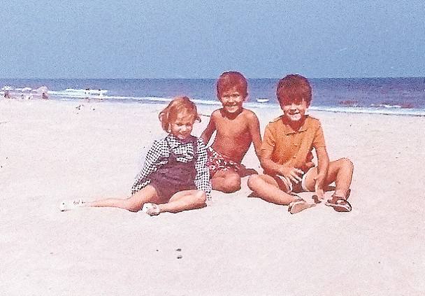 «Con mi hermana y Claudio Sanchís en la playa del Perelló».