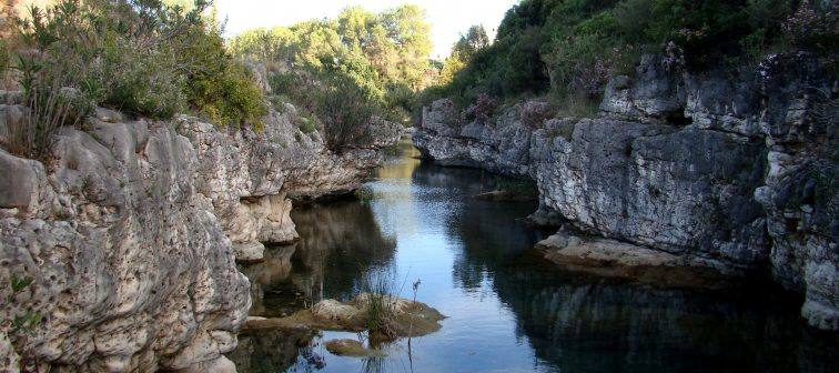 Lagos de Anna (Valencia). Esta piscina natural rodeada de montañas y vegetación es uno de los rincones perfectos para organizar una escapada de un día. Cuenta con merenderos, merenderos, columpios para los niños, alquiler de barcas y senderos para pasear. 