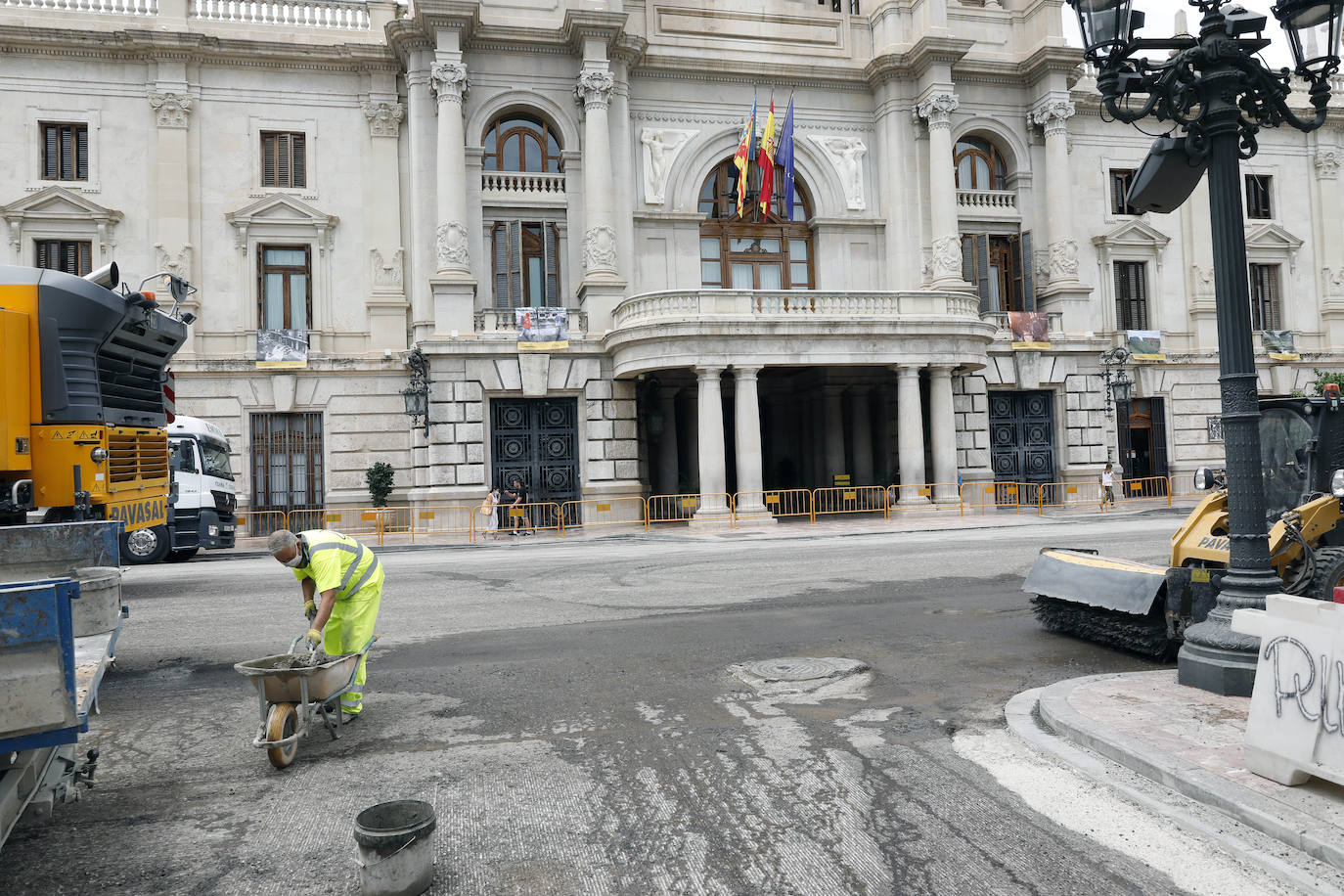 En la zona próxima a la calle Barcelonina, como se observa en la imagen, la contrata de asfaltado ha comenzado ya a aplicar el acabado del nuevo pavimento de la plaza del Ayuntamiento, que quedará de color rojizo para igualarlo con las aceras y distinguir las nuevas zonas peatonales de la parte que quedará abiertas al tráfico. La última capa será una resina antideslizante que además ayudará a fijar el tono con el pulimentado de los áridos mezclados con el aglomerado.