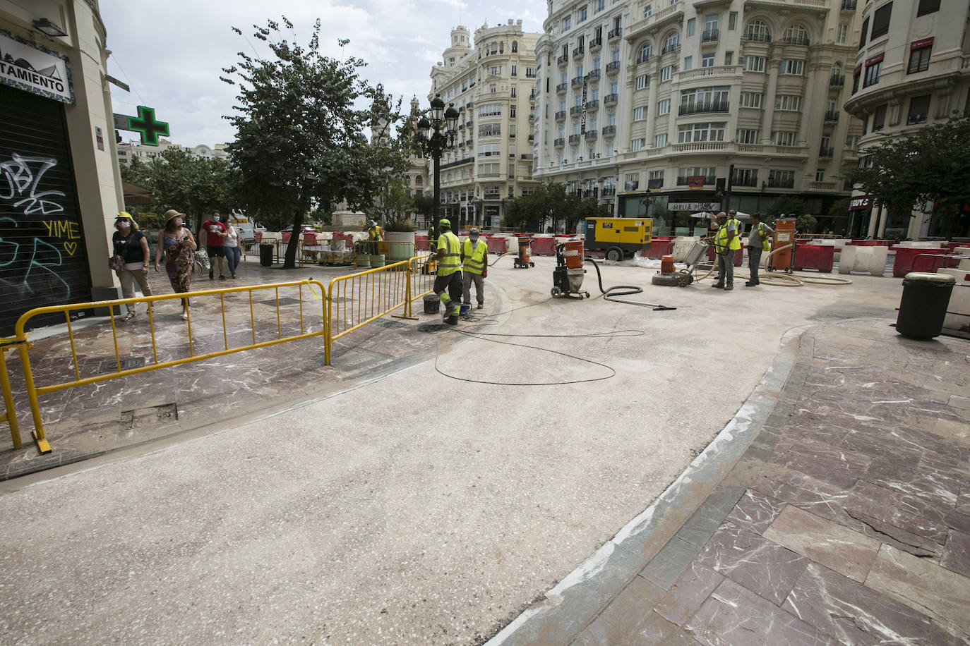 En la zona próxima a la calle Barcelonina, como se observa en la imagen, la contrata de asfaltado ha comenzado ya a aplicar el acabado del nuevo pavimento de la plaza del Ayuntamiento, que quedará de color rojizo para igualarlo con las aceras y distinguir las nuevas zonas peatonales de la parte que quedará abiertas al tráfico. La última capa será una resina antideslizante que además ayudará a fijar el tono con el pulimentado de los áridos mezclados con el aglomerado.