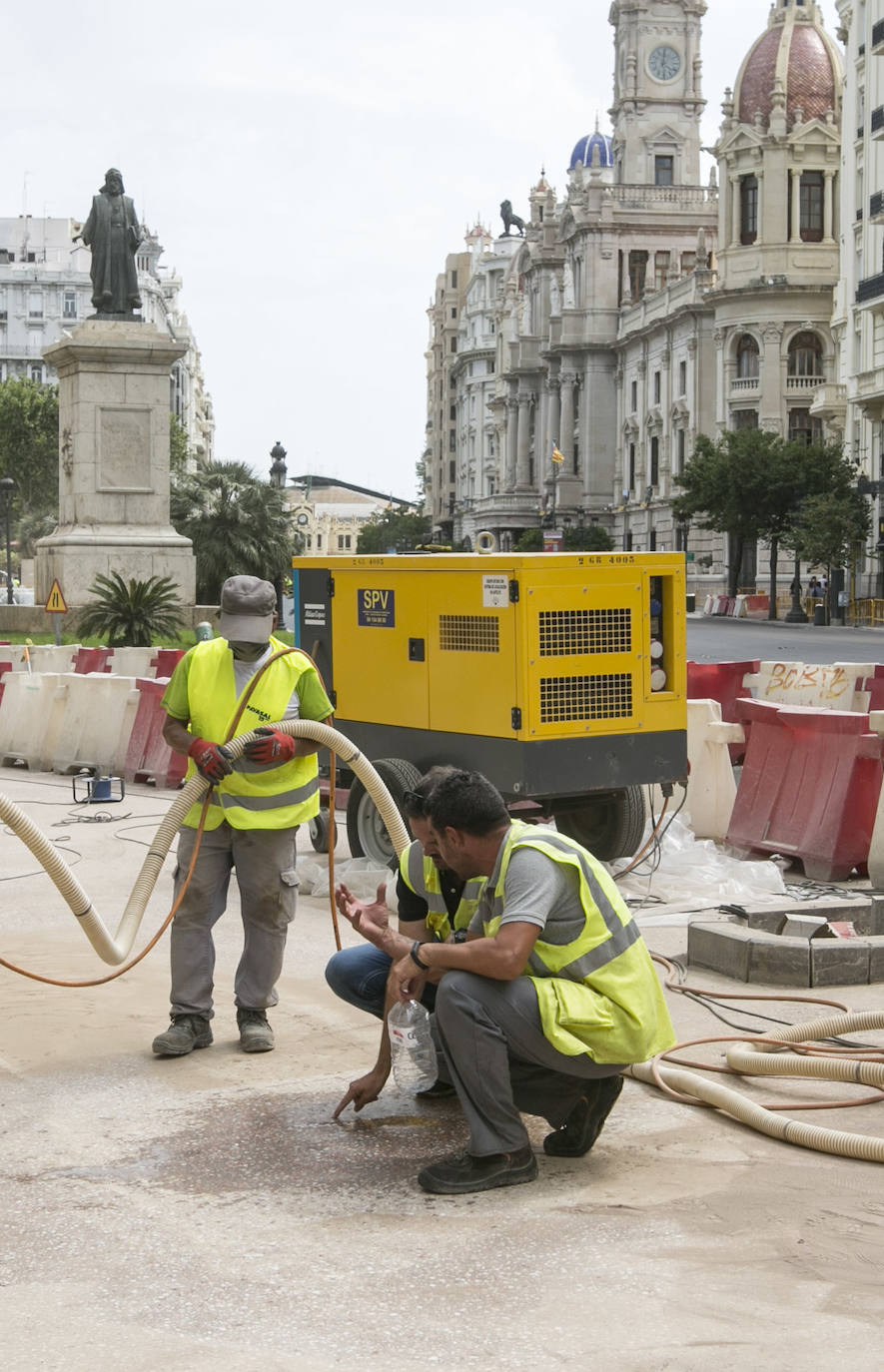 En la zona próxima a la calle Barcelonina, como se observa en la imagen, la contrata de asfaltado ha comenzado ya a aplicar el acabado del nuevo pavimento de la plaza del Ayuntamiento, que quedará de color rojizo para igualarlo con las aceras y distinguir las nuevas zonas peatonales de la parte que quedará abiertas al tráfico. La última capa será una resina antideslizante que además ayudará a fijar el tono con el pulimentado de los áridos mezclados con el aglomerado.