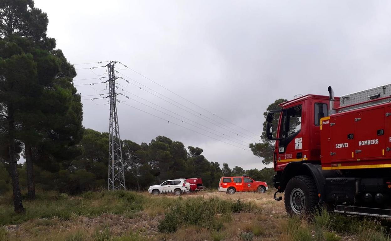 Dotación que acudía a sofocar el incendio que se producía a las 7.30 horas en zona forestal de La Font. 