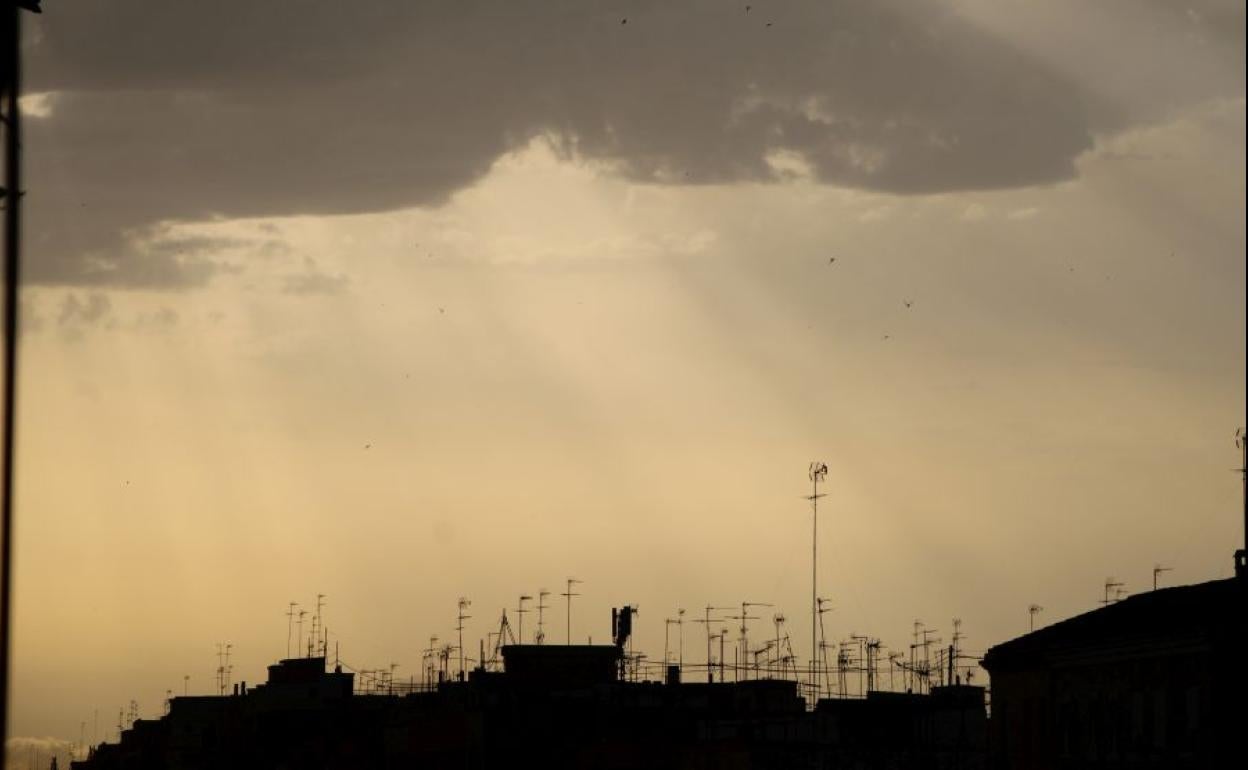 Cielo de Valencia con los primeros rayos de sol del día.